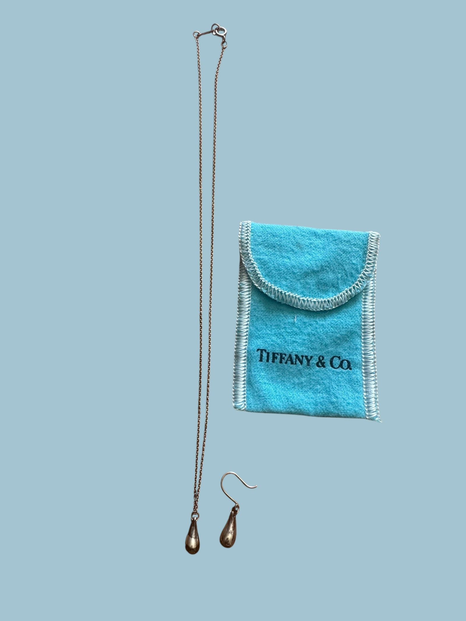 925 Silver Tiffany & Co Peretti Teardrop Necklace and One Earring: 925 Silver Tiffany & Co Peretti Teardrop Necklace and One Earring. Chain is about 16”. .>>>>>>>>>>>>>>READ—-READ—-READ—-Shipping for this lot is available ONLY THROUGH LIVEAUCTIONEERS/LIVE