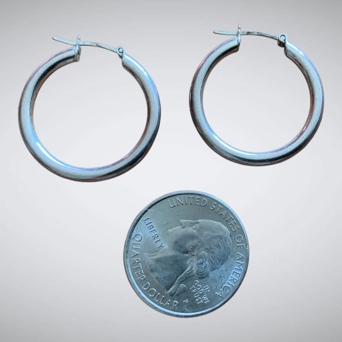 925 Silver Hoop Earrings: 925 Silver Hoop Earrings. .>>>>>>>>>>>>>>READ—-READ—-READ—-Shipping for this lot is available ONLY THROUGH LIVEAUCTIONEERS/LIVESHIPPING. We advise all bidders to obtain a shipping estimate BEFOR