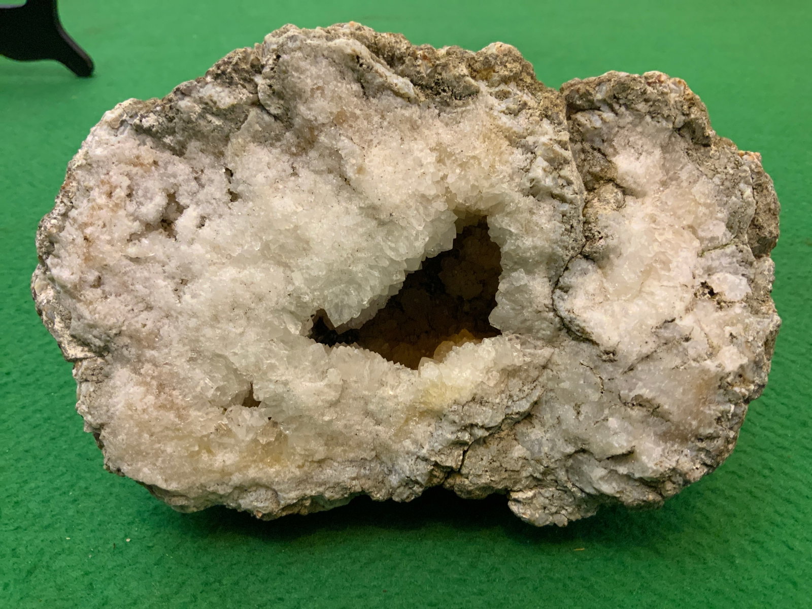 Large Quartz or Calcite Geode: Large Quartz or Calcite Geode. 4 1/2" x 7". .>>>>>>>>>>>>>>READ—-READ—-READ—-Shipping for this lot is available ONLY THROUGH LIVEAUCTIONEERS/LIVESHIPPING. We advise all bidders to obtain a shipp