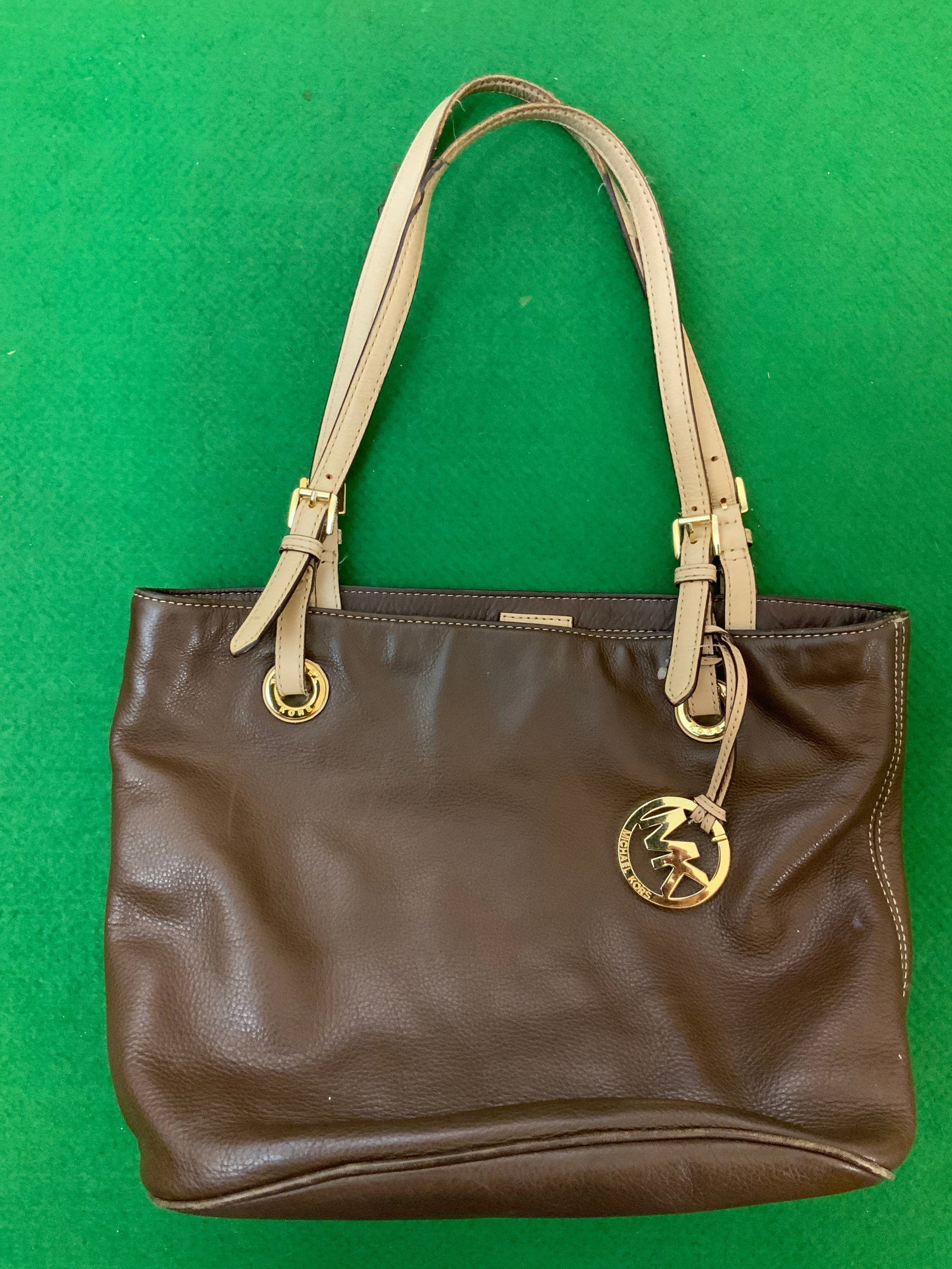 Michael Kors Brown Leather Tote Bag Contrasting Handles: Michael Kors Brown Leather Tote Bag Contrasting Handles. 6" x 9" x 14". .>>>>>>>>>>>>>>READ—-READ—-READ—-Shipping for this lot is available ONLY THROUGH LIVEAUCTIONEERS/LIVESHIPPING. We advise a