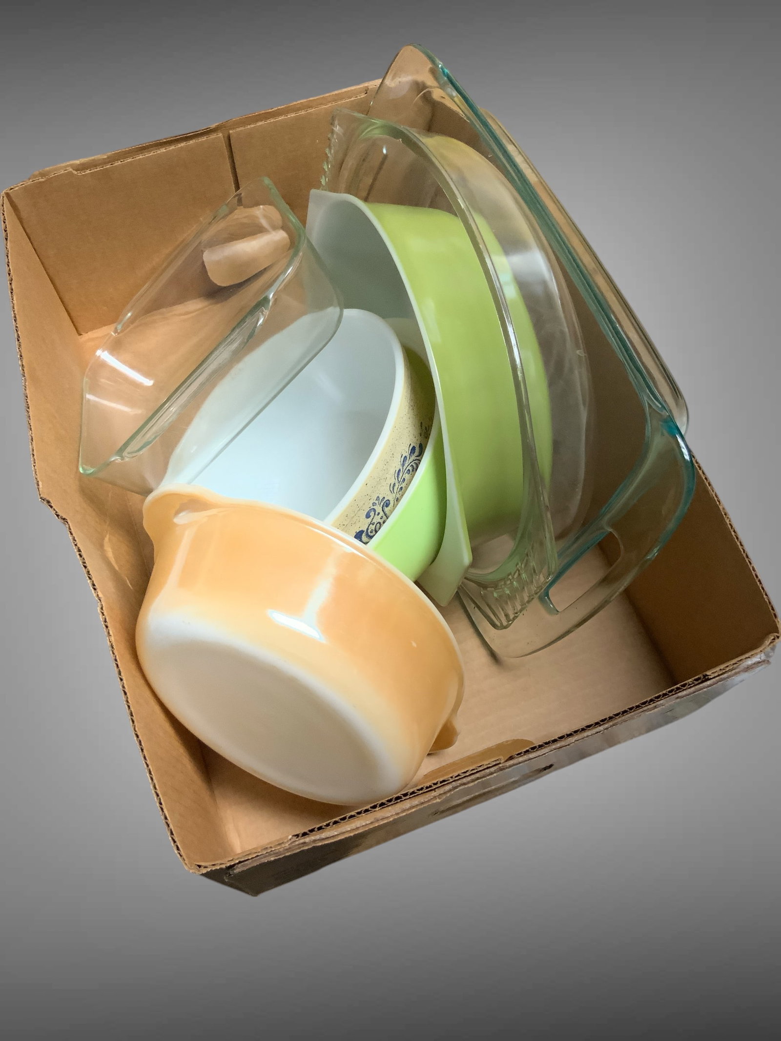 Box: Pyrex and Fire King Casseroles, Mixing Bowls, etc. (1 of 5)