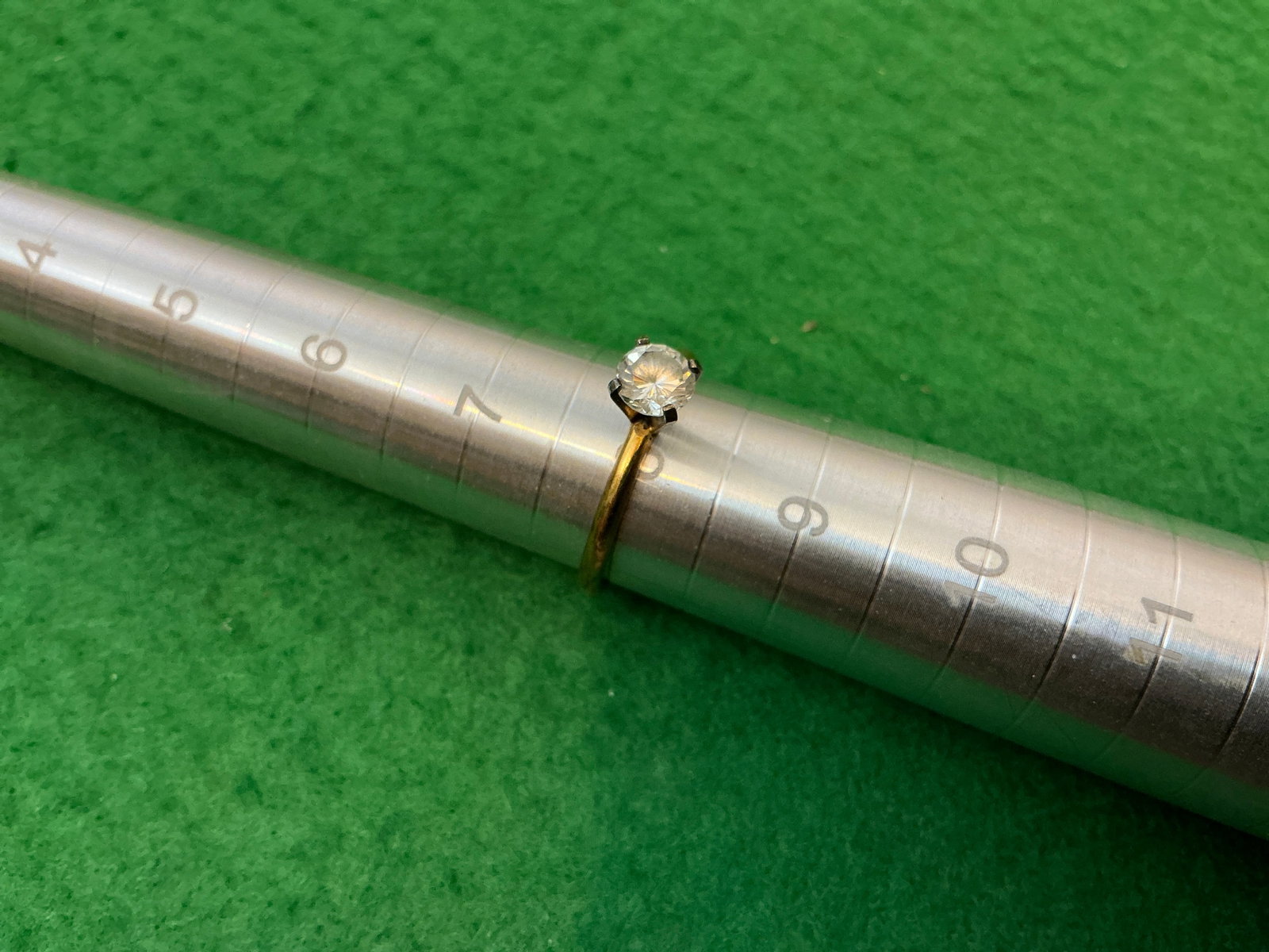 Sterling Silver Goldtone Solitaire Estate Ring Size 8: Sterling Silver Goldtone Solitaire Estate Ring Size 8. Marked ‘STERLING’. .>>>>>>>>>>>>>>READ—-READ—-READ—-Shipping for this lot is available ONLY THROUGH LIVEAUCTIONEERS/LIVESHIPPING. We ad