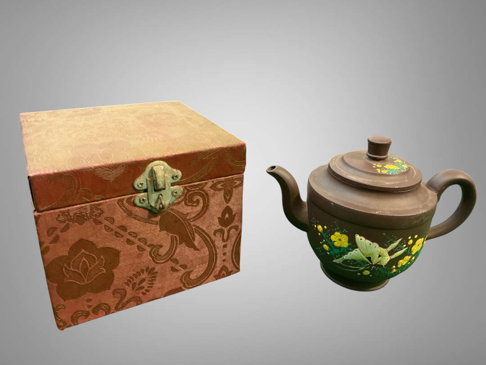 Vintage Asian Boxed Teapot: Vintage Asian Boxed Teapot. Box measures 6" x 6", 5"tall..>>>>>>>>>>>>>>READ—-READ—-READ—-Shipping for this lot is available ONLY THROUGH LIVEAUCTIONEERS/LIVESHIPPING. We advise all bidders to o
