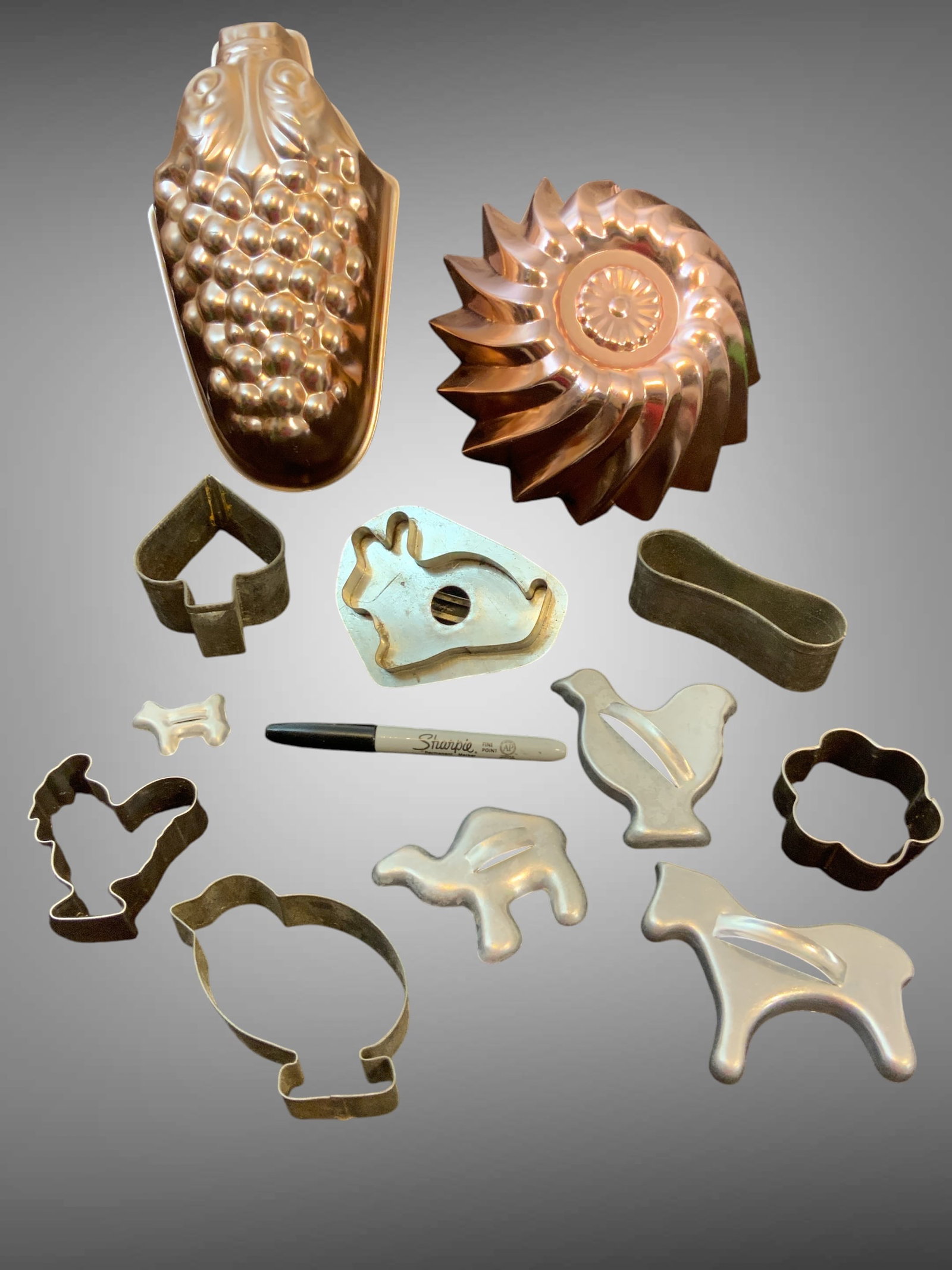 Vintage Kitchen: Metal Cookie Cutters and Gelatin Molds: Vintage Kitchen: Metal Cookie Cutters and Gelatin Molds. Shown in a 8" x 11", 2"deep Cardboard flat..>>>>>>>>>>>>>>READ—-READ—-READ—-Shipping for this lot is available ONLY THROUGH LIVEAUCTIONEE