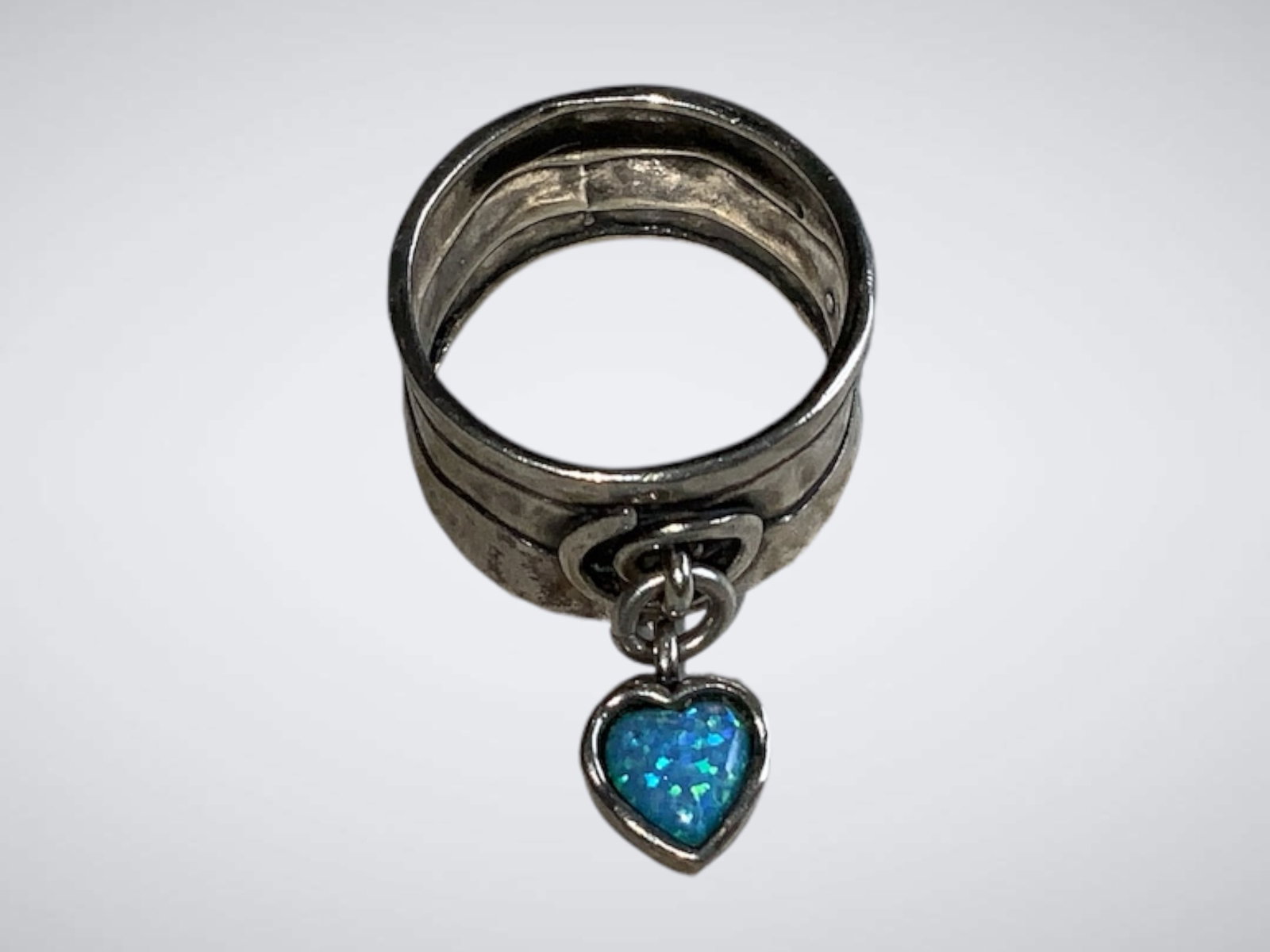 925 Sterling Sisae Wide Band Ring with Hanging Blue Stone Heart Charm Size 6 1/2: 925 Sterling Sisae Wide Band Ring with Hanging Blue Stone Heart Charm Size 6 1/2. .>>>>>>>>>>>>>>READ—-READ—-READ—-Shipping for this lot is available ONLY THROUGH LIVEAUCTIONEERS/LIVESHIPPING.