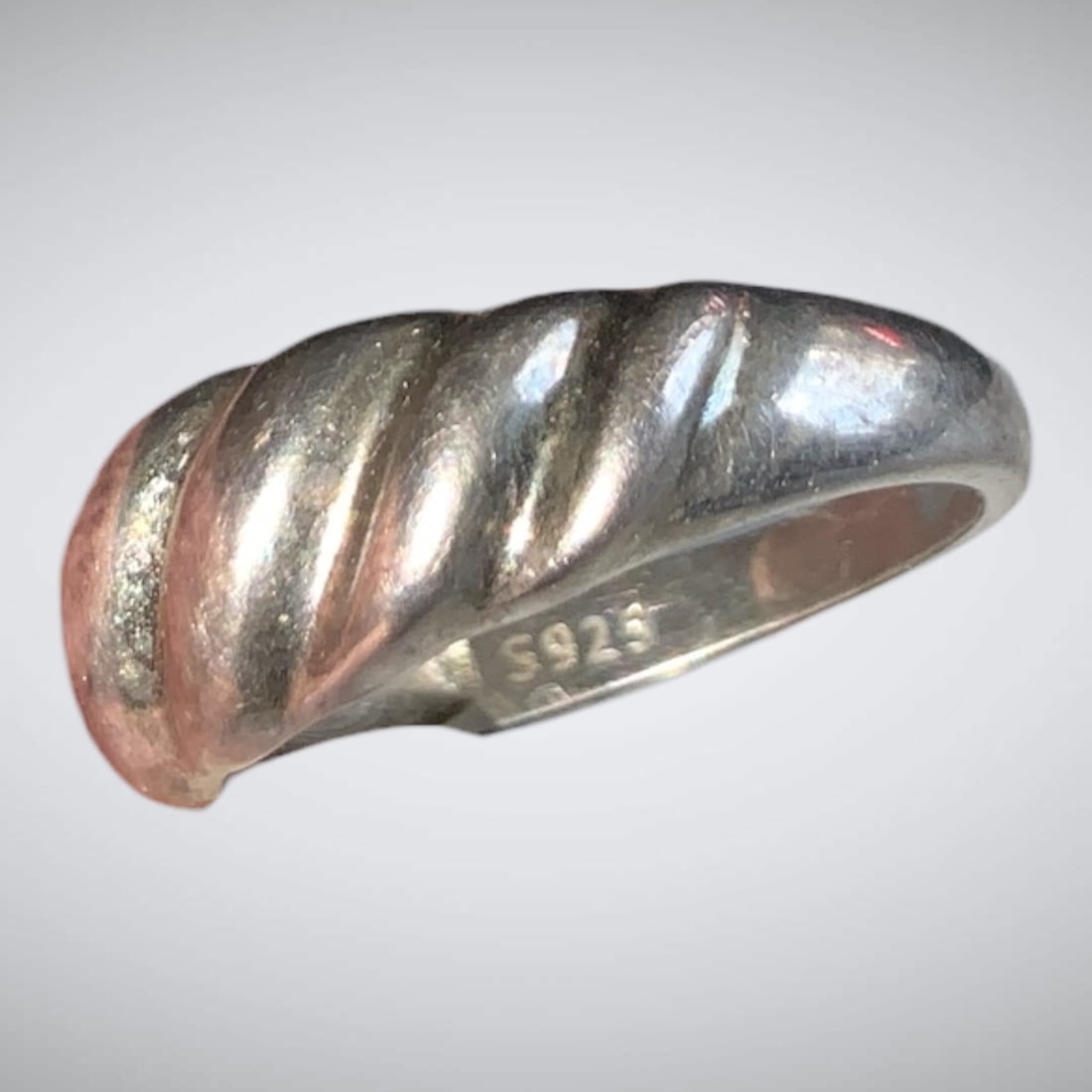 925 Sterling Ribbed Dome Ring Size 5: 925 Sterling Ribbed Dome Ring Size 5. .>>>>>>>>>>>>>>READ—-READ—-READ—-Shipping for this lot is available ONLY THROUGH LIVEAUCTIONEERS/LIVESHIPPING. We advise all bidders to obtain a shipping