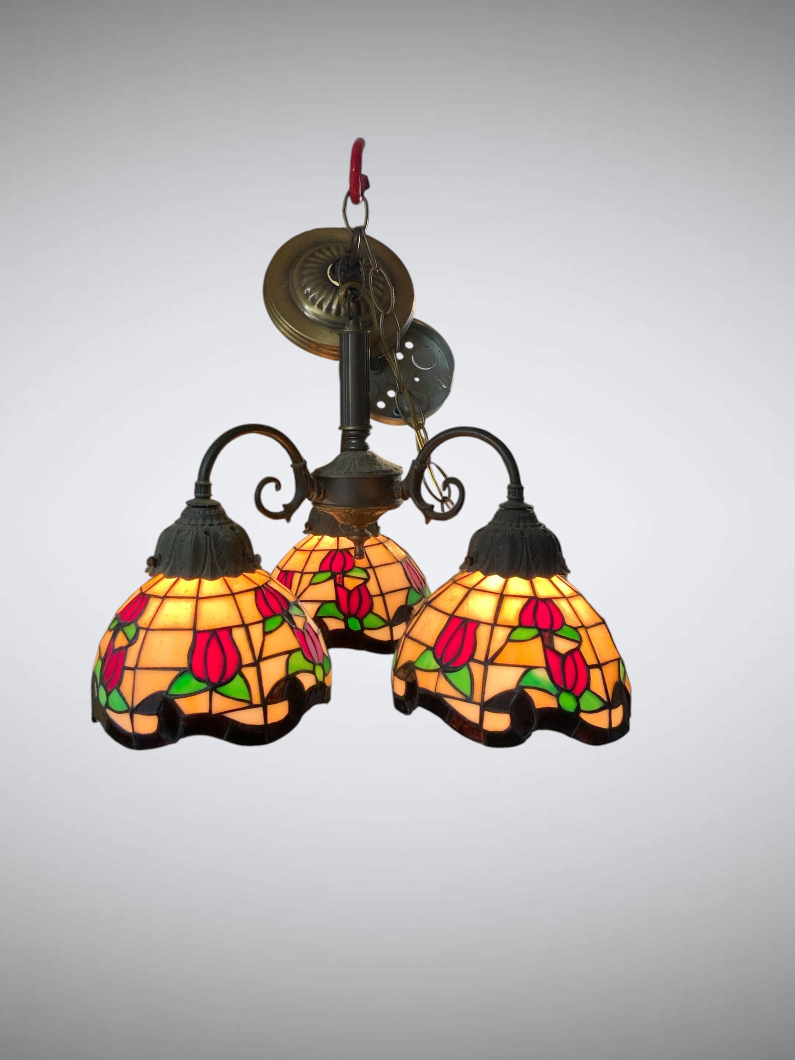 Tiffany-Style Stained Glass Shade Hanging 3-Light Pendant: Tiffany-Style Stained Glass Shade Hanging 3-Light Pendant. Roughly 14" x 14" x 14" overall. .>>>>>>>>>>>>>>READ—-READ—-READ—-Shipping for this lot is available ONLY THROUGH LIVEAUCTIONEERS/LIVES