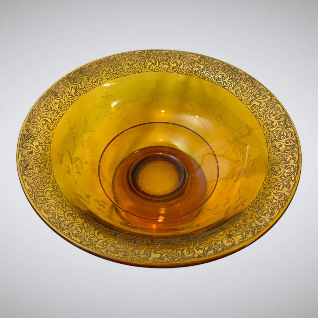 Vintage Etched-rim Amber Round-foot Round Bowl: Vintage Etched-rim Amber Round-foot Round Bowl. Thought to be Indiana Glass but no identifying marks found. Shows some wear. 10" diameter. .>>>>>>>>>>>>>>READ—-READ—-READ—-Shipping for this lot 