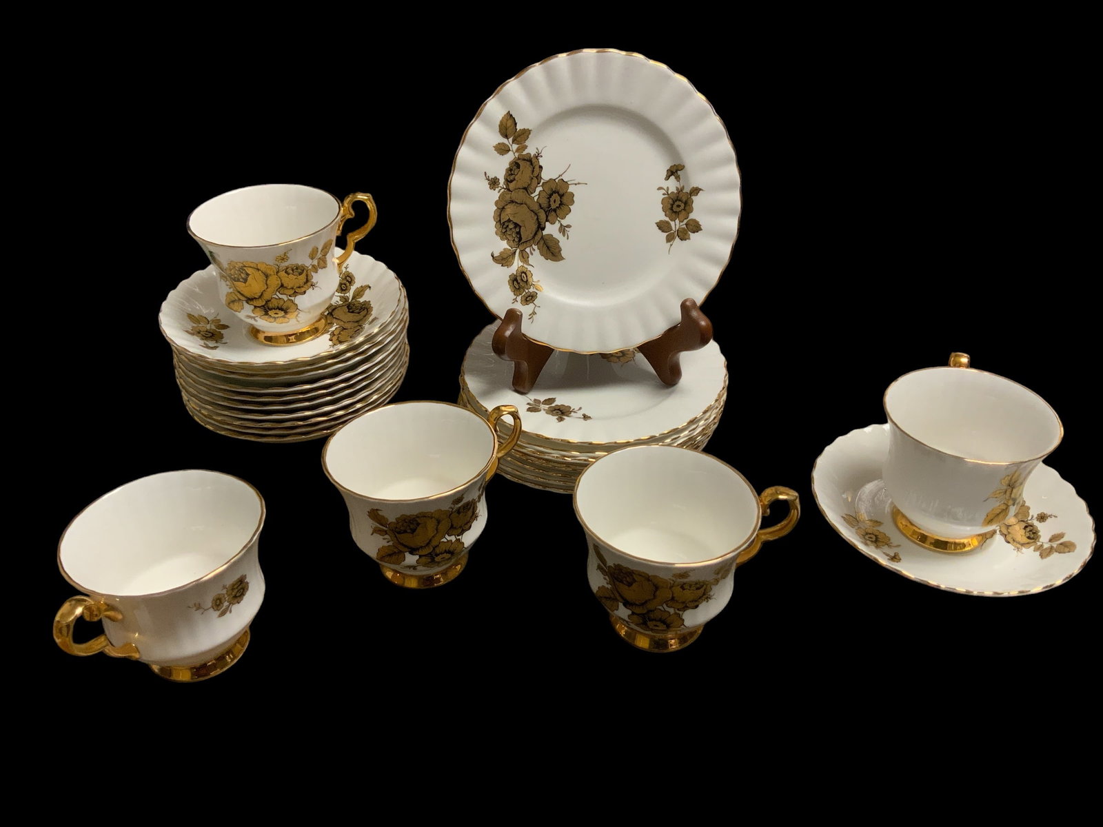 25pc Cups / Saucers / Dessert Plates 'Finest Bone China Royal Imperial Made in England' (1 of 3)