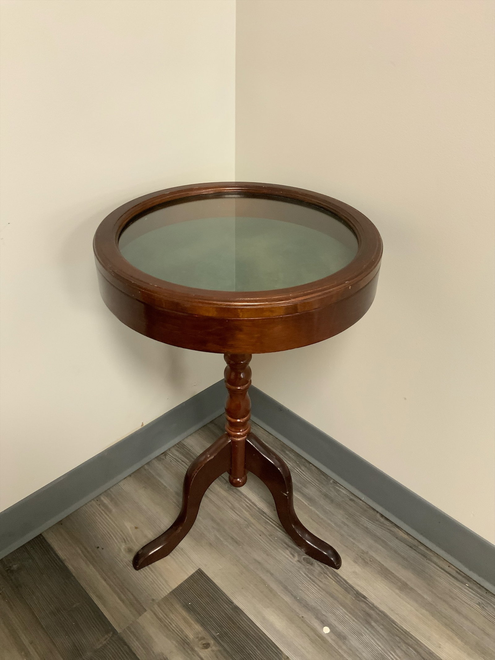 Georgian-style Curio Display Table Round Glass Top and 3-leg Pedestal Base (1 of 4)