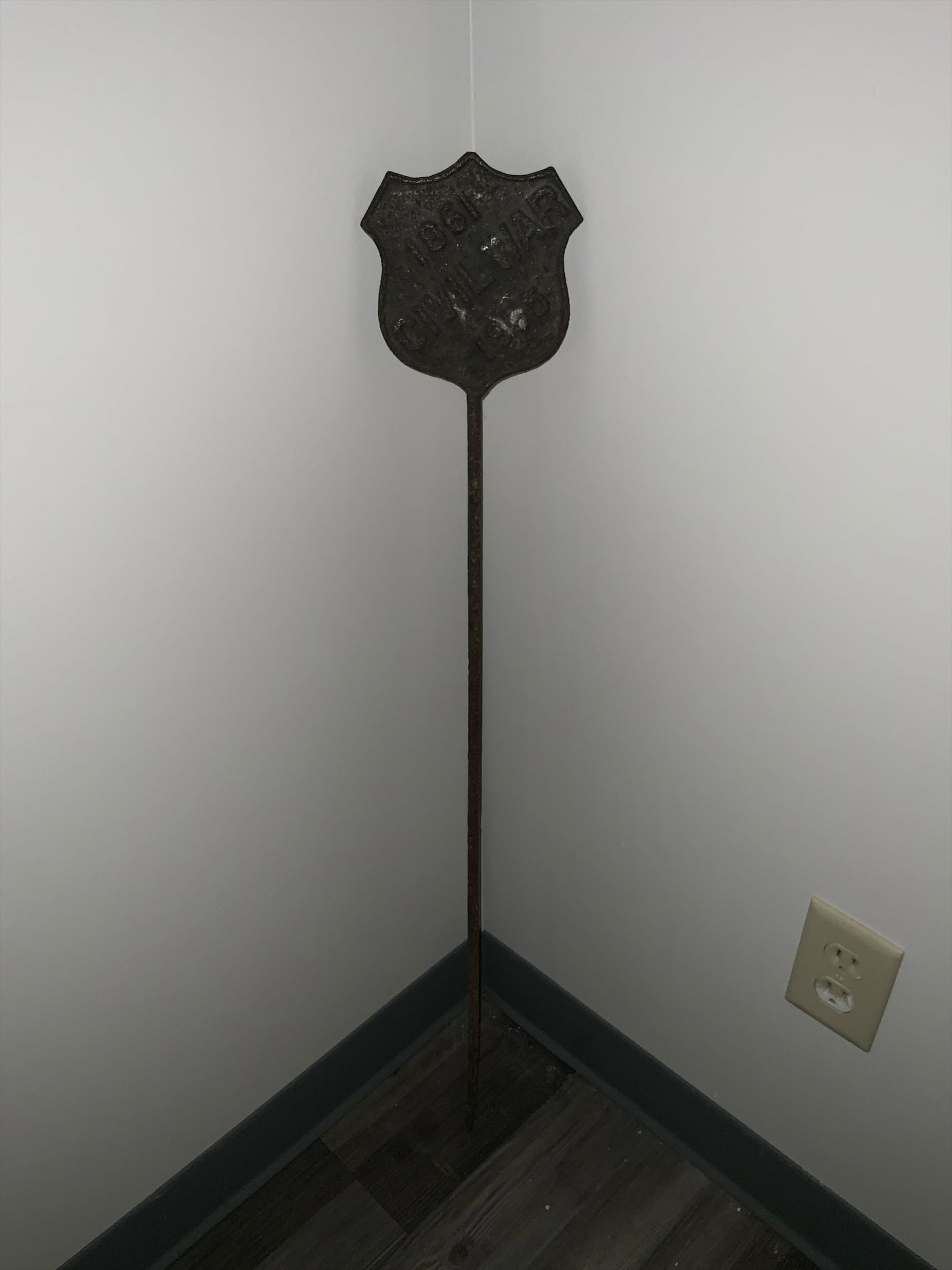 Antique Iron Civil War Marker: Antique Iron Civil War Marker. 36 1/2" tall. .>>>>>>>>>>>>>>READ----READ----READ----Shipping for this lot is available ONLY THROUGH LIVEAUCTIONEERS/LIVESHIPPING. We advise all bidders to obtain a ship