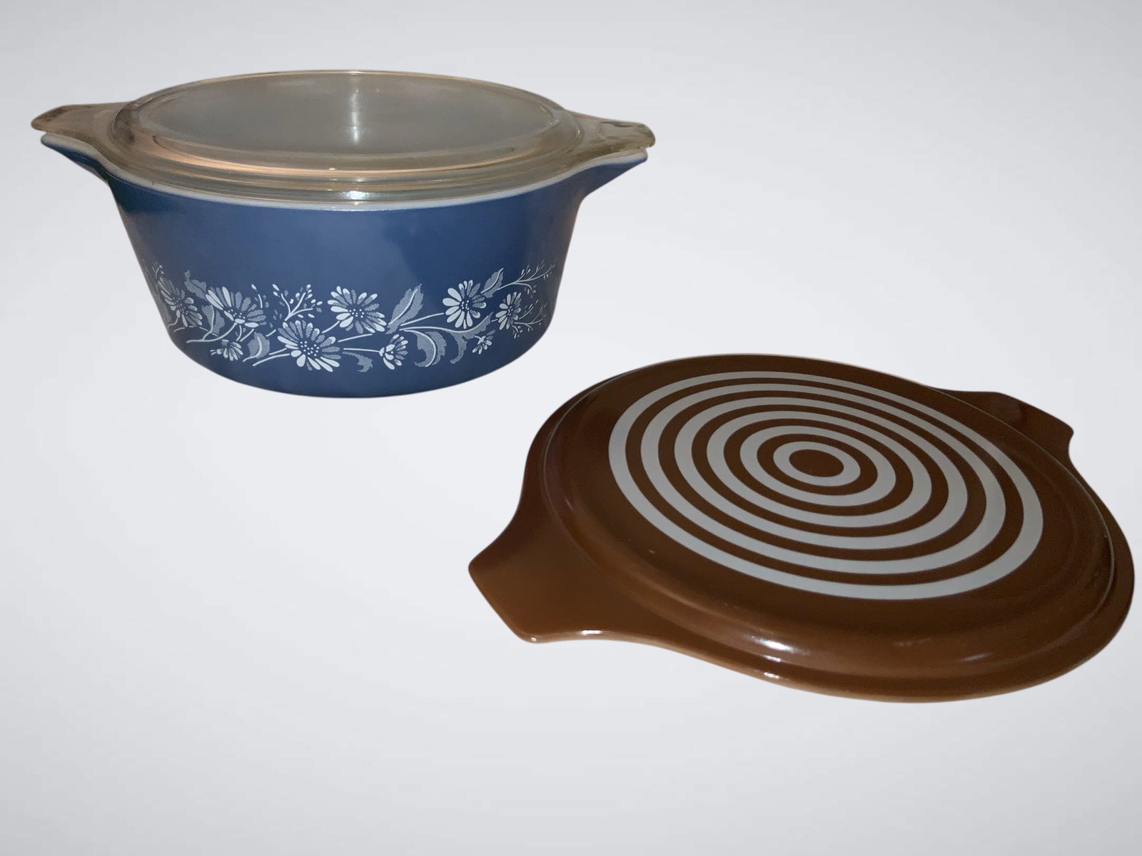 3-pc Pyrex Colonial Mist Blue 2.5L Casserole(475-B) - Clear Lid - Brown Concentric Circle Lid: 3-pc Pyrex Colonial Mist Blue 2.5L Casserole(475-B) - Clear Lid - Brown Concentric Circle Lid. Casserole measures 10 3/4" across the handles and 4" tall. .>>>>>>>>>>>>>>READ----READ----READ----Shippin