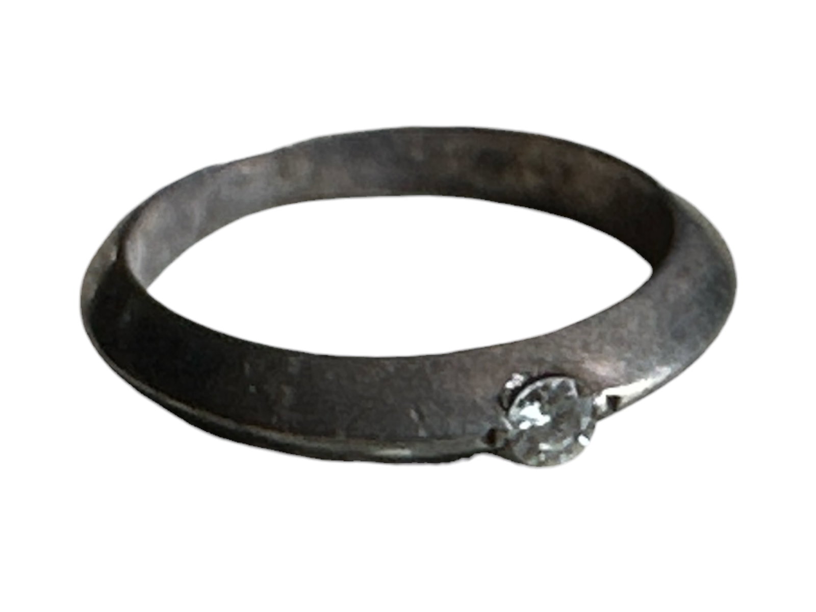 925 dOMA Knife-edge Size 5 Sterling Ring with Embedded Faceted Round Stone: 925 dOMA Knife-edge Size 5 Sterling Ring with Embedded Faceted Round Stone. .>>>>>>>>>>>>>>READ----READ----READ----Shipping for this lot is available ONLY THROUGH LIVEAUCTIONEERS/LIVESHIPPING. We