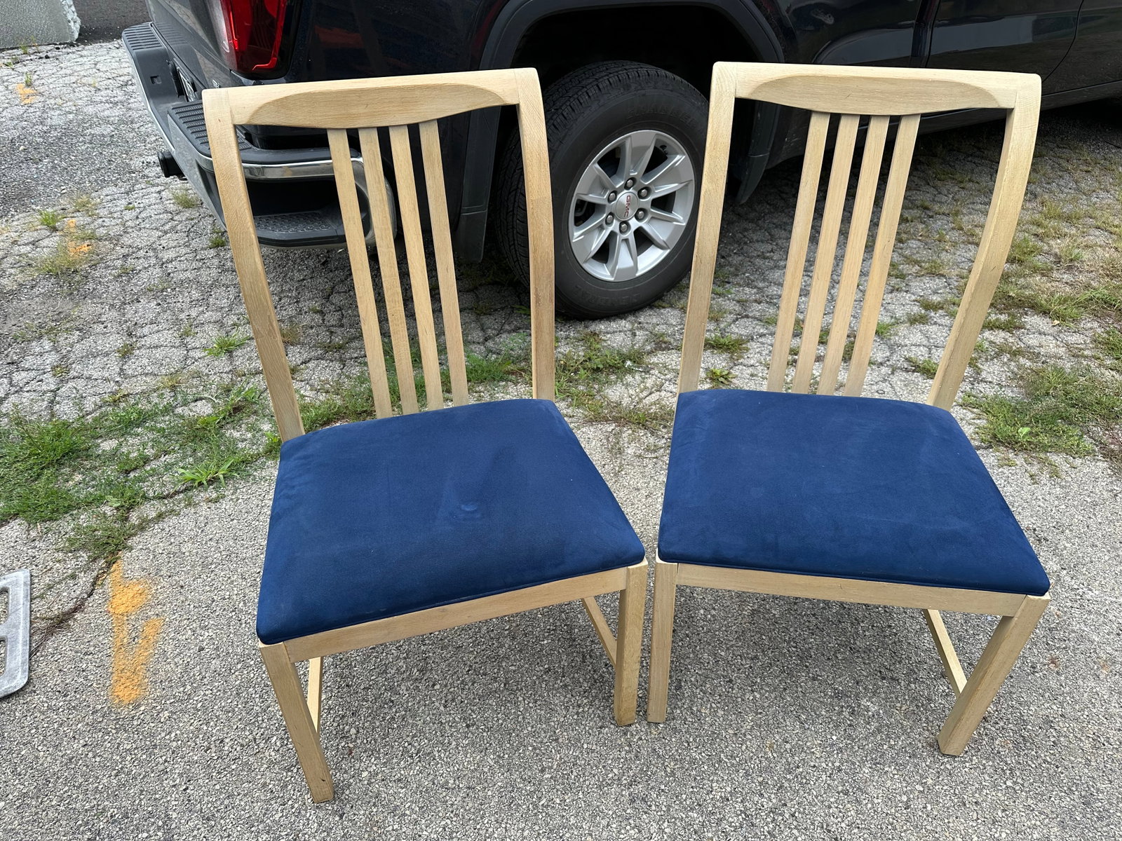 Pair Side Chairs Light Finish with Blue Upholstered Seats by HICKORY WHITE: Pair Side Chairs Light Finish with Blue Upholstered Seats by HICKORY WHITE. 39”tall x 22 1/2”wide x 21”front-to-back. .>>>>>>>>>>>>>>READ----READ----READ----Shipping for this lot is