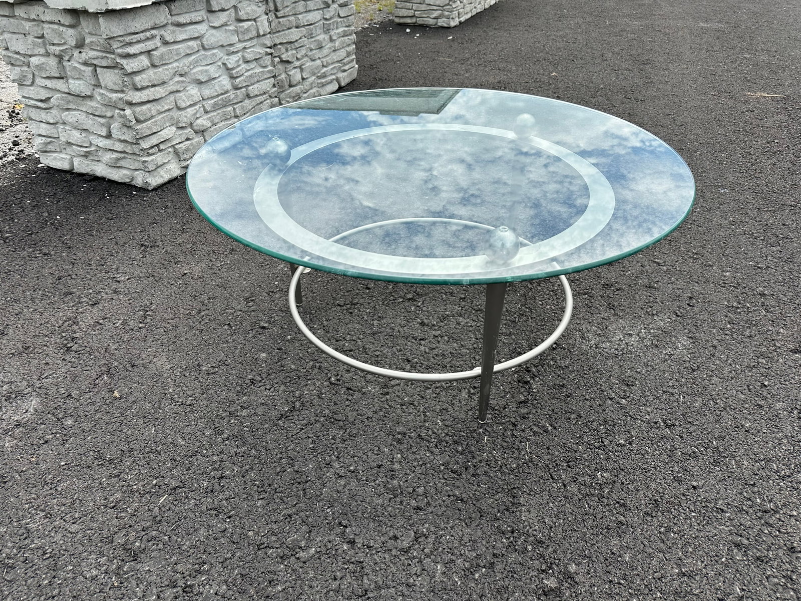 Mid-century Metal Frame Round Glass Top Coffee Table: Mid-century Metal Frame Round Glass Top Coffee Table. 18”tall x 40”diameter. .>>>>>>>>>>>>>>READ----READ----READ----Shipping for this lot is available ONLY THROUGH LIVEAUCTIONEERS/LIVESHIP