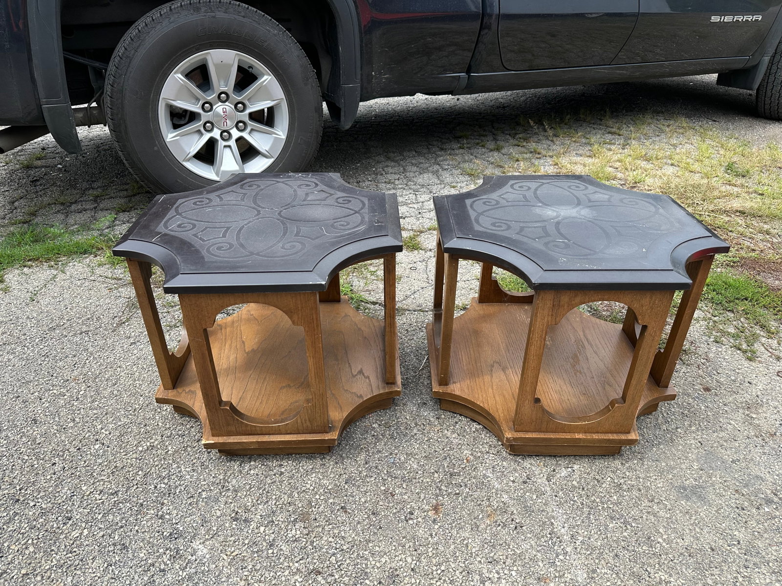 Pair MCM Broyhill Stone(Slate?)Top Endstands: Pair MCM Broyhill Stone(Slate?) Top Endstands. Tops show a bit of wear with scratches. 17”tall x 20”across. .>>>>>>>>>>>>>>READ----READ----READ----Shipping for this lot is available ONLY T