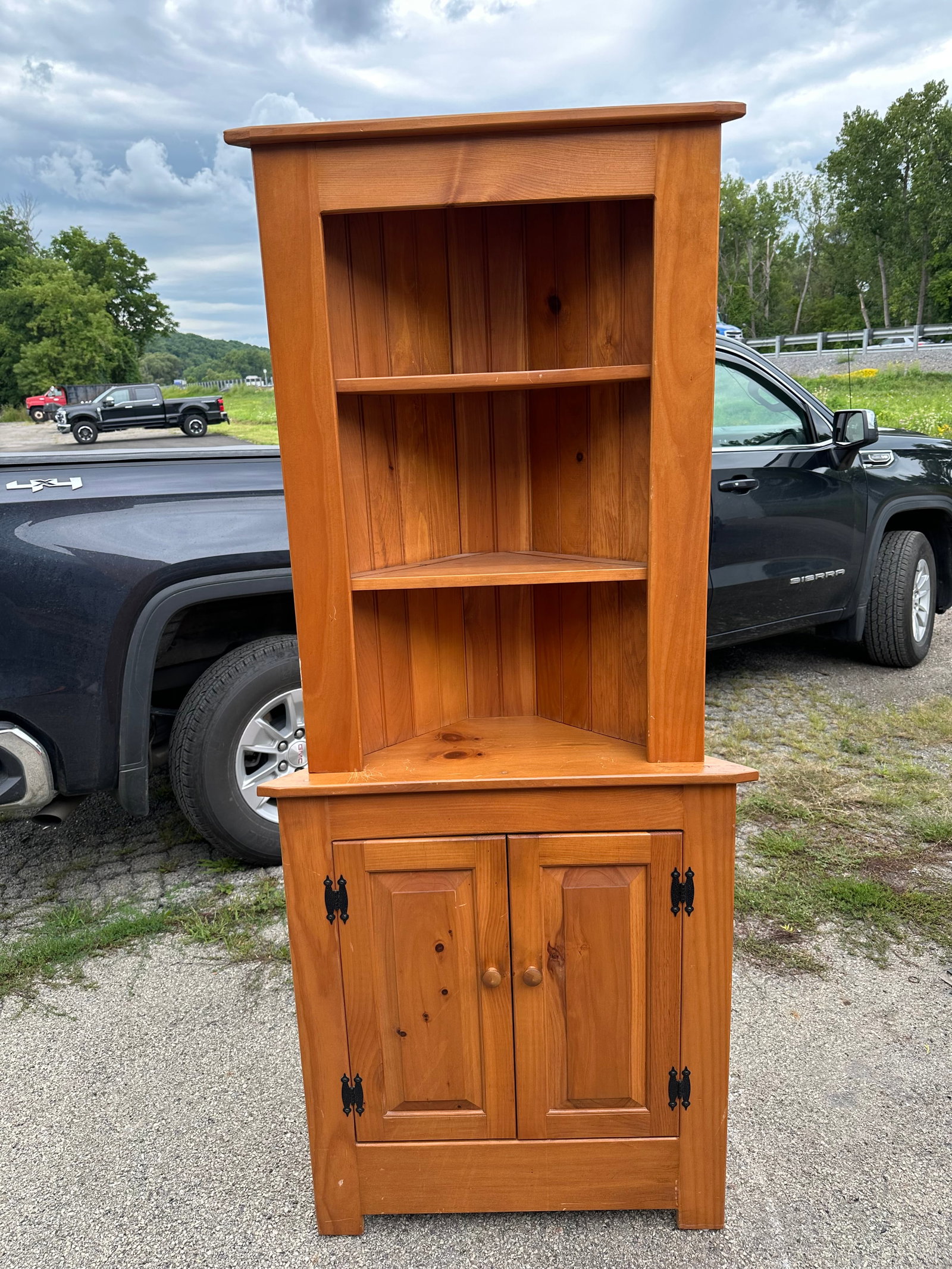 Vintage 2pc Pine Corner Hutch / Cabinet: Vintage 2pc Pine Corner Hutch / Cabinet. Measurements to follow. .>>>>>>>>>>>>>>READ----READ----READ----Shipping for this lot is available ONLY THROUGH LIVEAUCTIONEERS/LIVESHIPPING. We advise all bidd