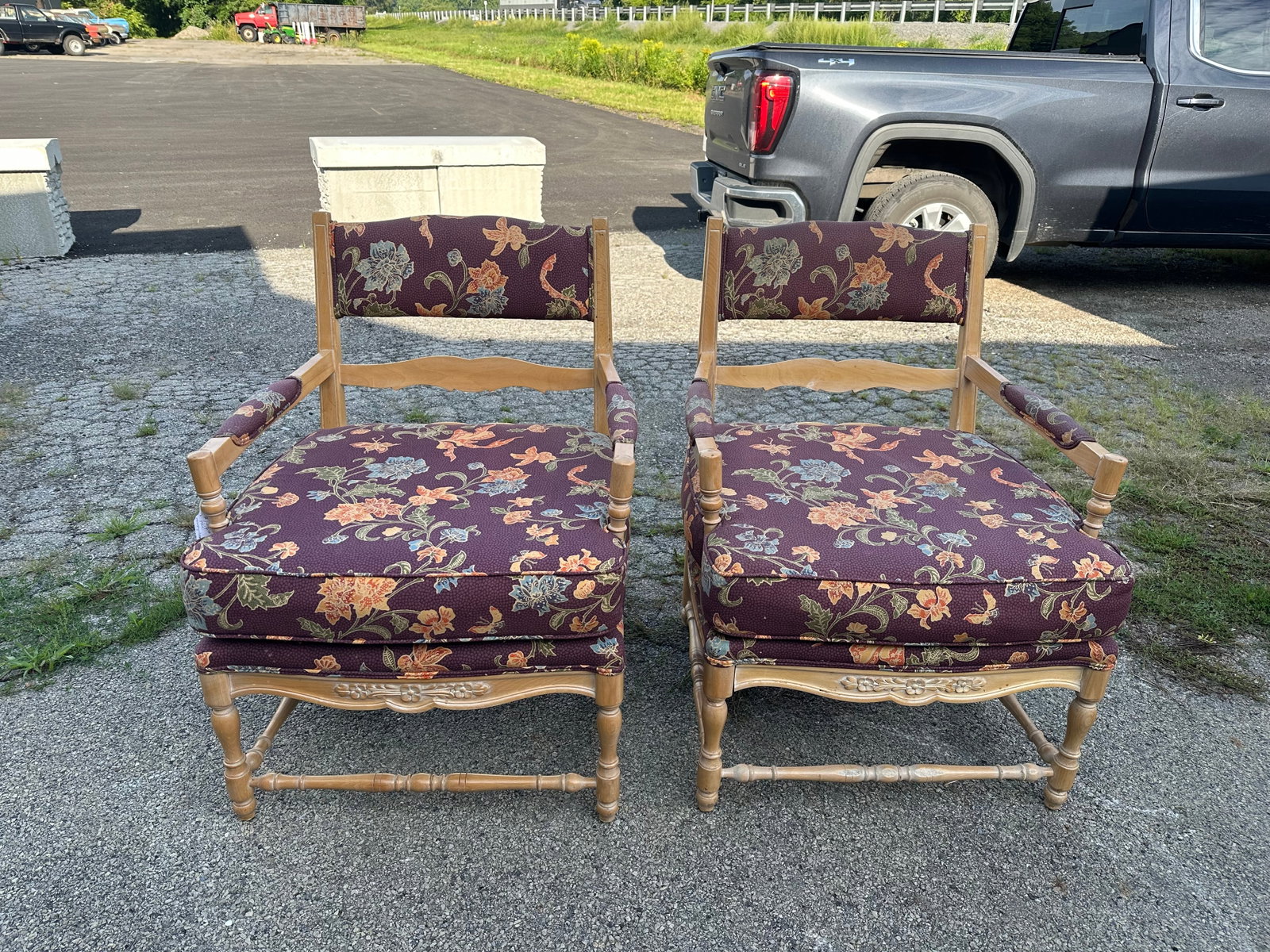 Pair Country Chairs With Cushions: Pair Country Chairs With Cushions. No tears. No odors. 35” tall x 26”wide x 26”front-to-back. .>>>>>>>>>>>>>>READ----READ----READ----Shipping for this lot is available ONLY THROUGH
