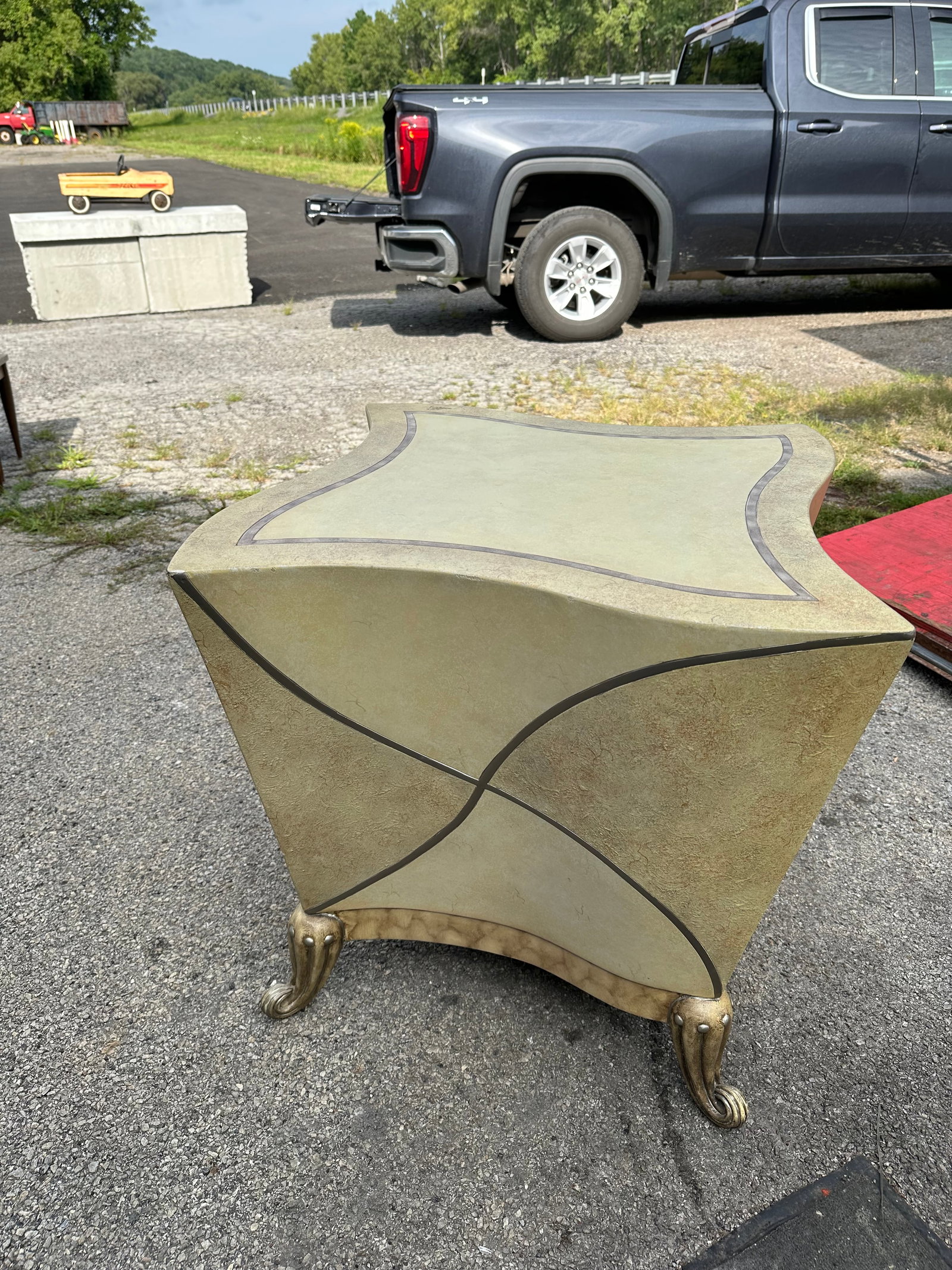 Modern End Table / Stand: Modern End Table / Stand. 24” x 24” x 24”. .>>>>>>>>>>>>>>READ----READ----READ----Shipping for this lot is available ONLY THROUGH LIVEAUCTIONEERS/LIVESHIPPING. We advise all bidders 