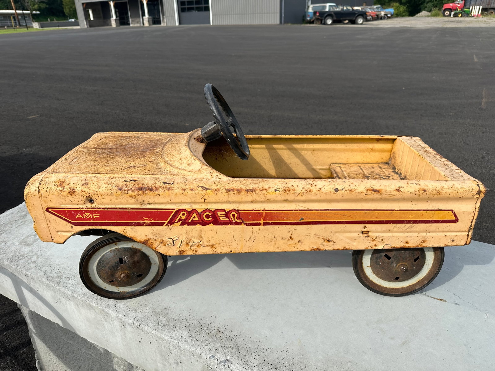 Vintage AMF Pacer Pedal Car: Vintage AMF Pacer Pedal Car. Shabby paint. 17”tall x 13”wide x 34”long. .>>>>>>>>>>>>>>READ----READ----READ----Shipping for this lot is available ONLY THROUGH LIVEAUCTIONEERS/LIVESHI