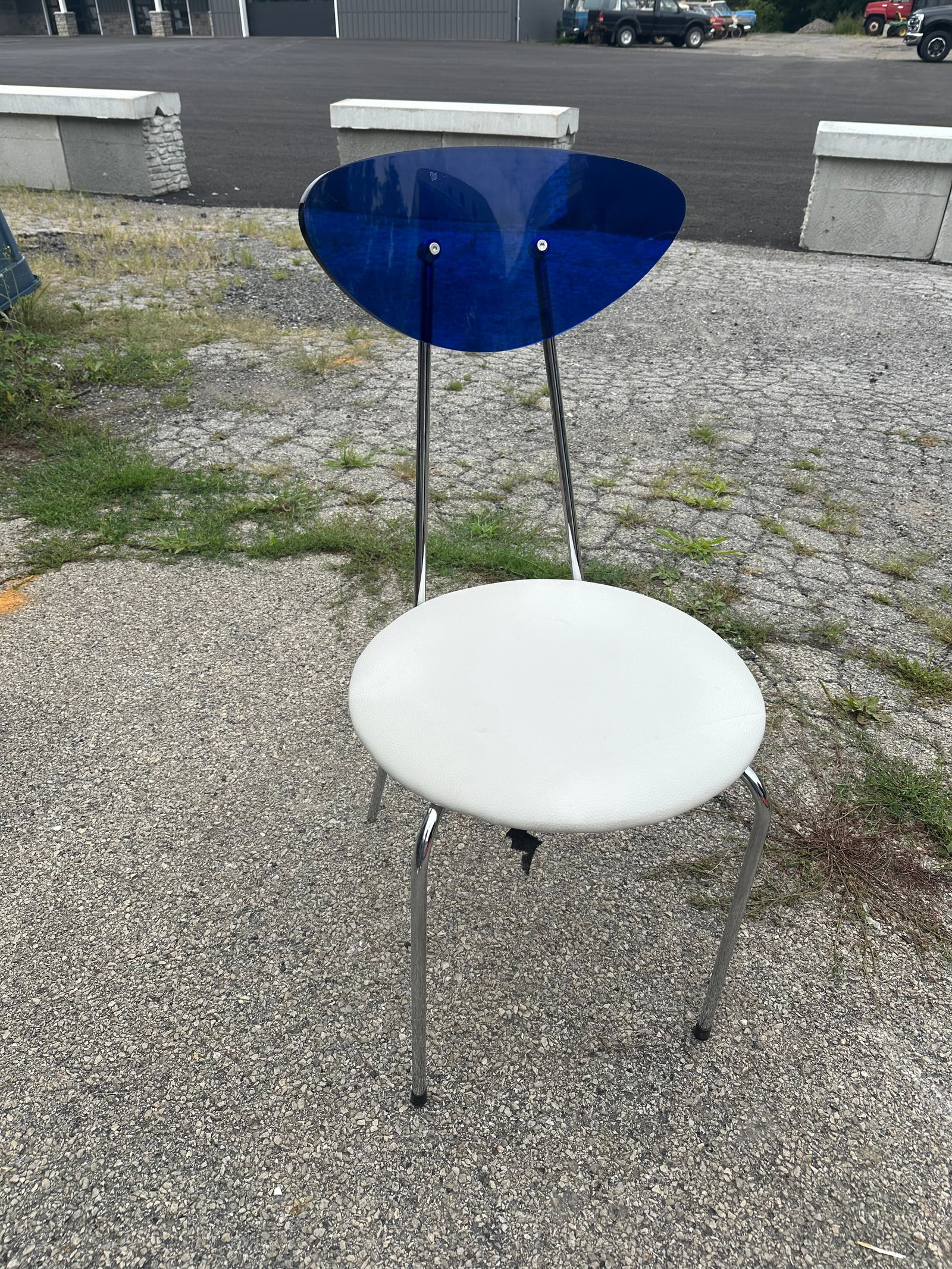 Post-modern Chrome / Acrylic Dining Chair: Post-modern Chrome / Acrylic Dining Chair. White round padded seat on a tubular chrome finish frame with a blue triangular acrylic back. 34 1/2” tall x 16”wide x 19”front-to-back.