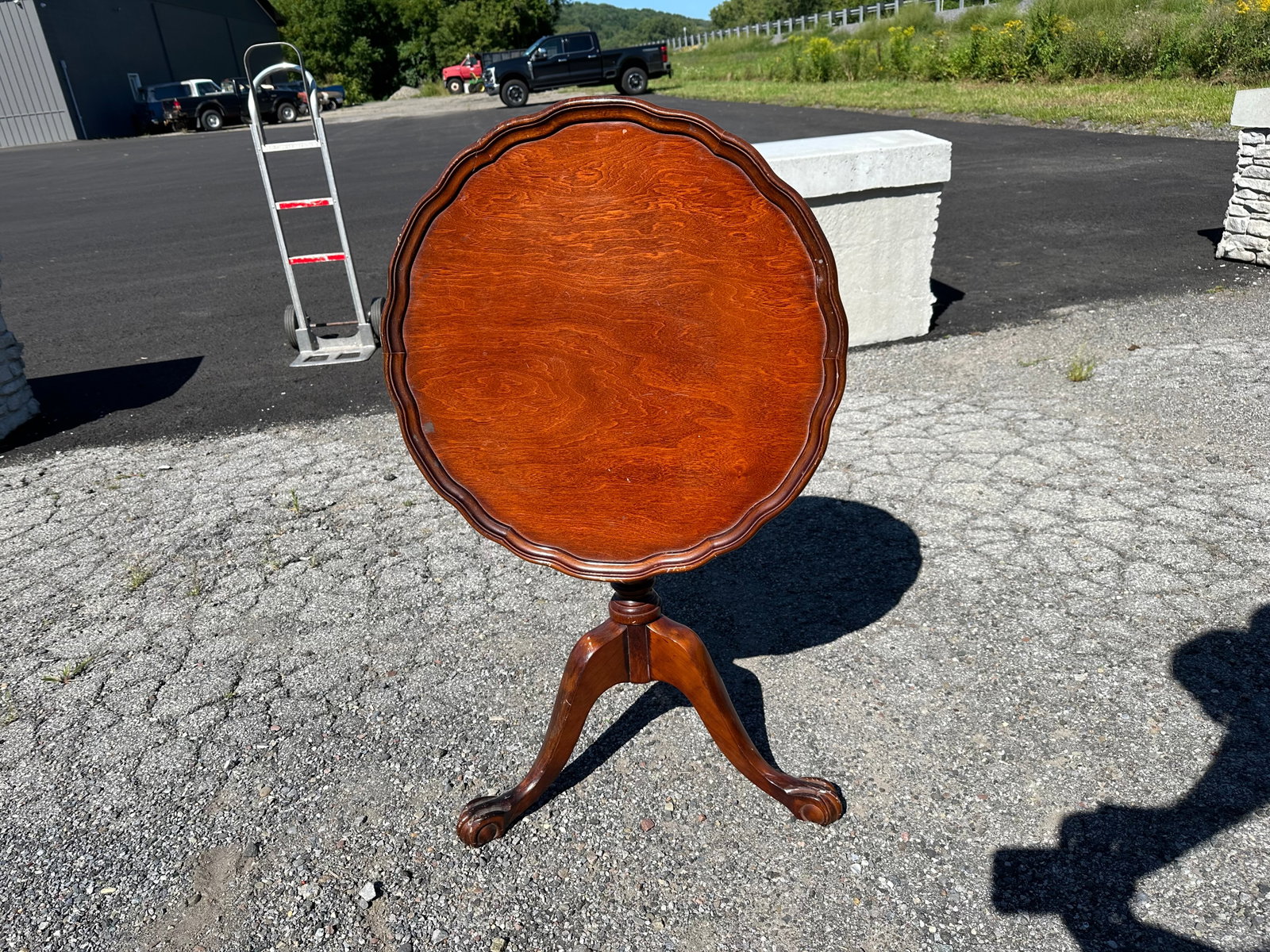 Vintage 3-leg Tilt-Top Table The Bombay Company (1 of 7)