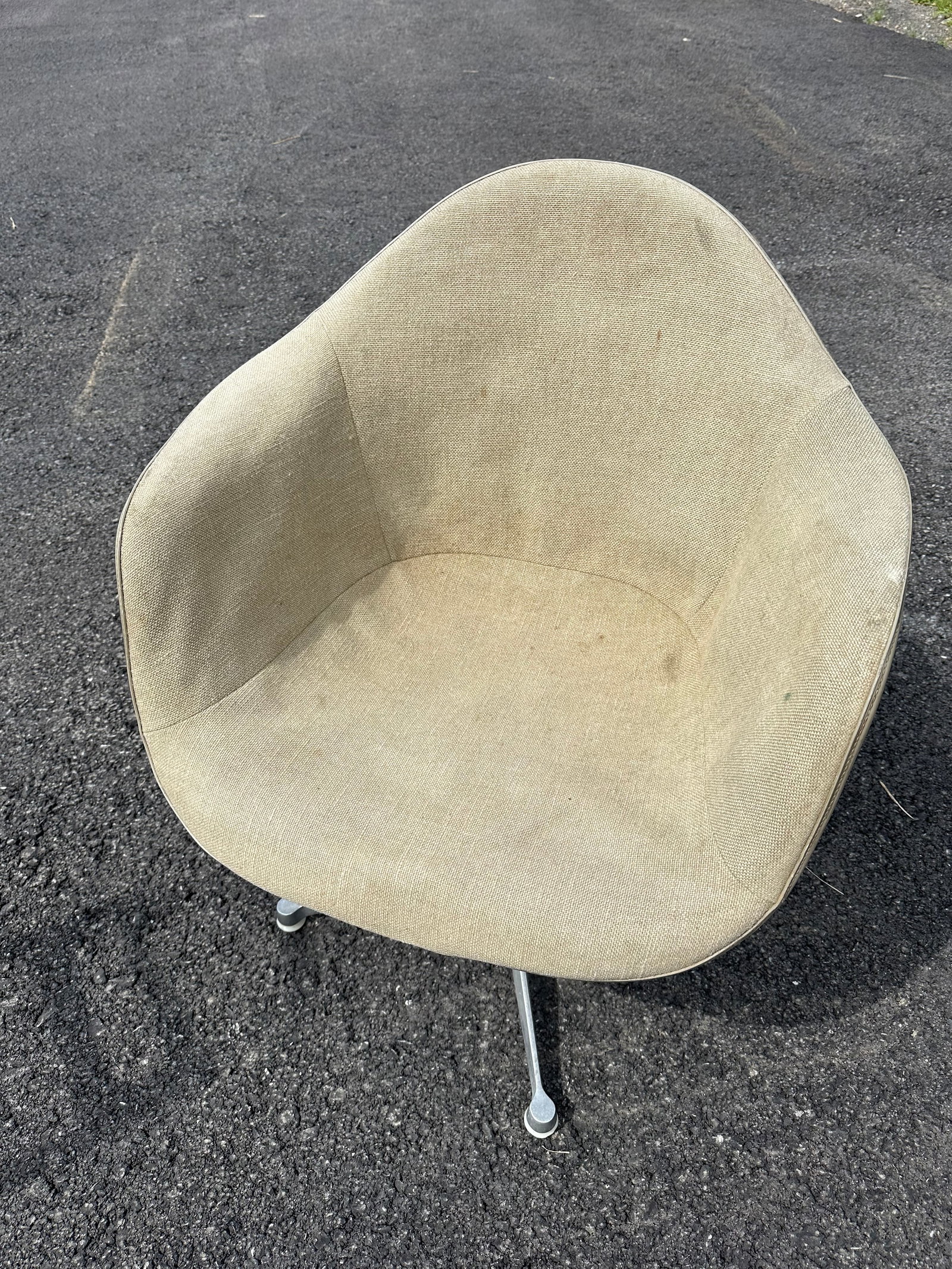Vintage Herman Miller Molded Fiberglass Shell Swivel Base Chair: Vintage Herman Miller Molded Fiberglass Shell Swivel Base Chair. No odors but looks like it needs a little cleaning. 33”tall x 25 1/2”wide x 23”front-to-back. .>>>>>>>>>>>>>>READ----