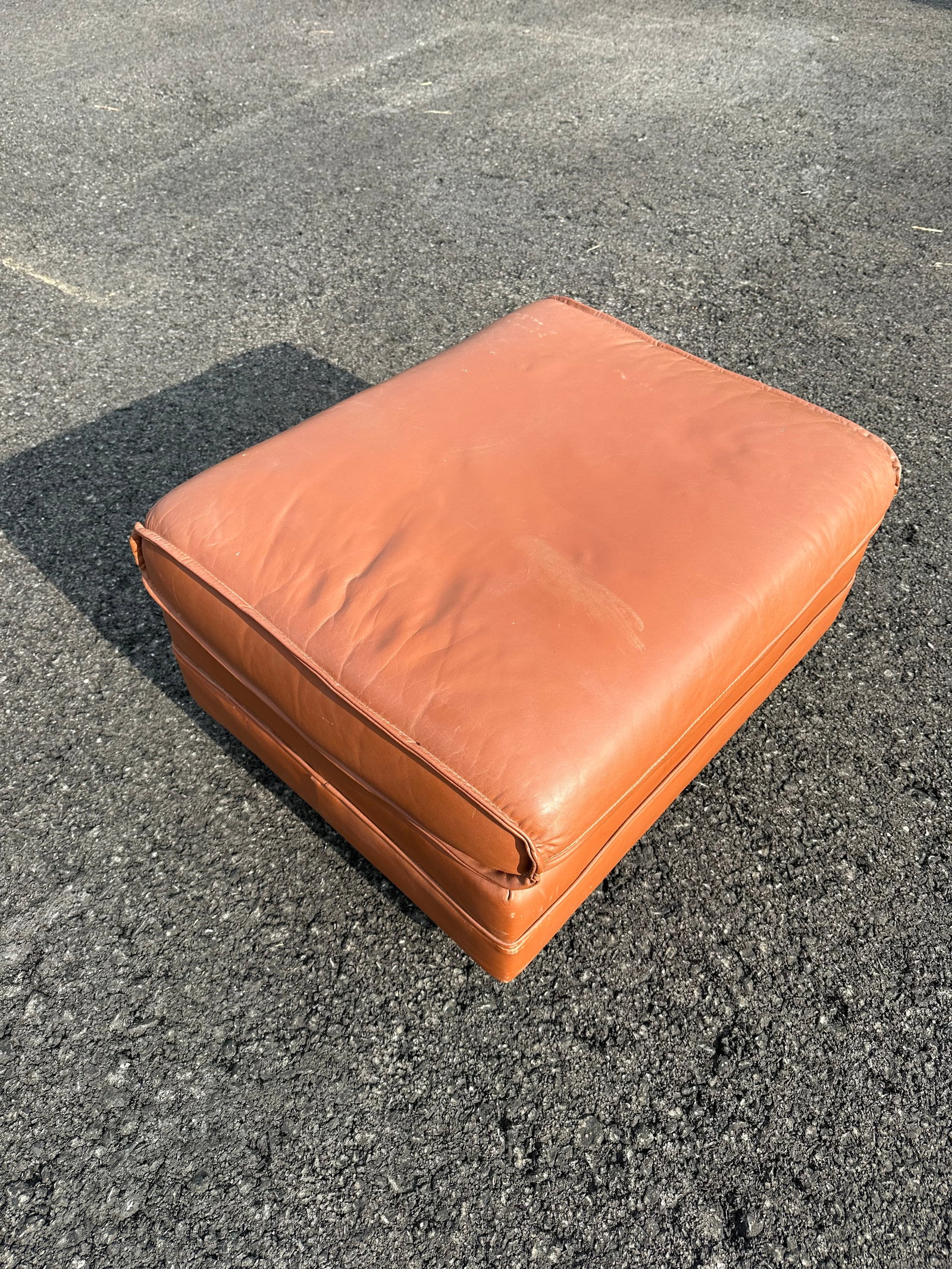 Hancock & Moore Chocolate Leather Ottoman: Hancock & Moore Chocolate Leather Ottoman. On casters. 15”tall x 27”wide x 21”front-to-back. .>>>>>>>>>>>>>>READ----READ----READ----Shipping for this lot is available ONLY THROUGH LI