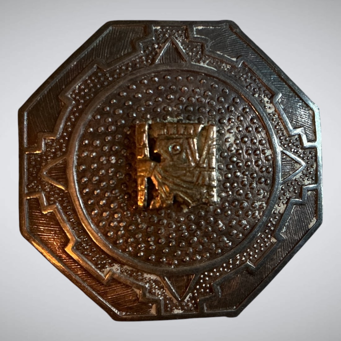 Vintage Peruvian 925 Octagonal Brooch w/ 18k Gold Center Motif: Vintage Peruvian 925 Octagonal Brooch w/ 18k Gold Center Motif. .>>>>>>>>>>>>>>READ----READ----READ----Shipping for this lot is available ONLY THROUGH LIVEAUCTIONEERS/LIVESHIPPING. We advise all bidde