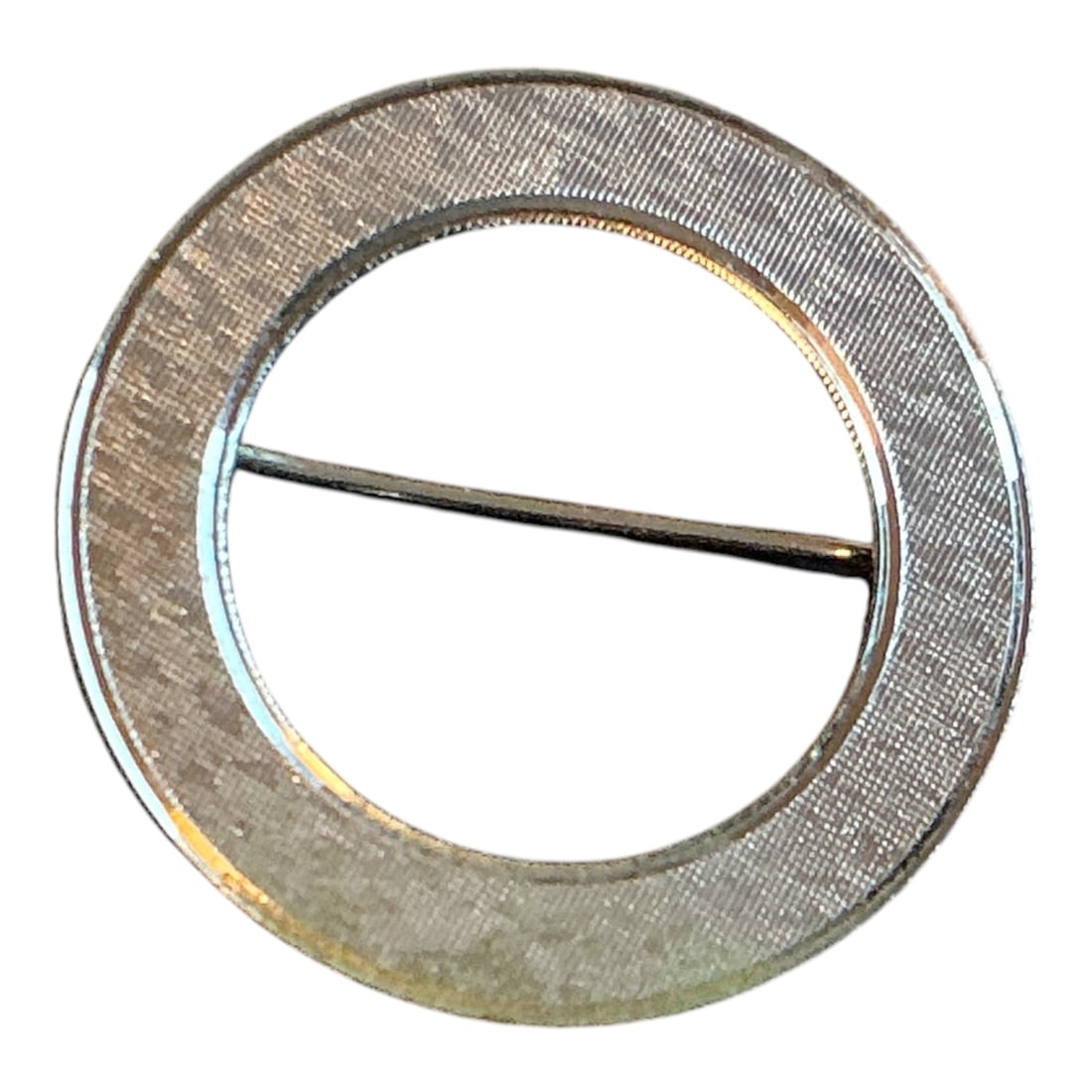 Sterling LaMode Silver Open Circle Brooch: Sterling LaMode Silver Open Circle Brooch. Needs a polishing. .>>>>>>>>>>>>>>READ----READ----READ----Shipping for this lot is available ONLY THROUGH LIVEAUCTIONEERS/LIVESHIPPING. We advise all bidders