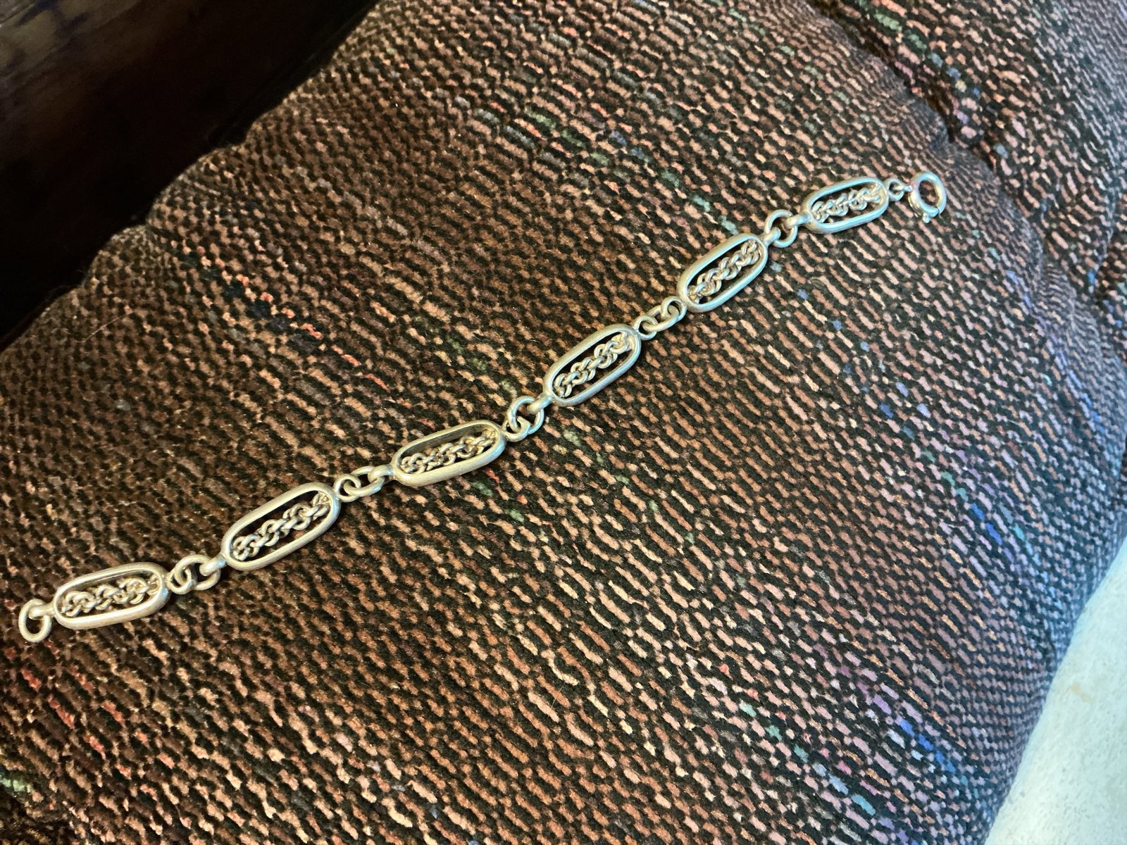 Sterling Silver Link Bracelet Featuring Open Link Chain Detail: Sterling Silver Link Bracelet Featuring Open Link Chain Detail. 7 1/2”long. .>>>>>>>>>>>>>>READ----READ----READ----Shipping for this lot is available ONLY THROUGH LIVEAUCTIONEERS/LIVESHIPPING. W