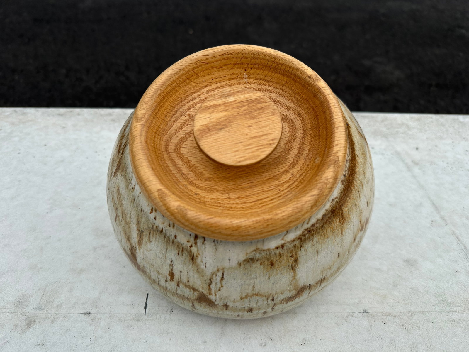 Glazed pottery Biscuit Jar w/ Turned Wooden Lid Signed: Glazed pottery Biscuit Jar w/ Turned Wooden Lid. Signed. 6 1/2”tall x 8”diameter. .>>>>>>>>>>>>>>READ—-READ—-READ—-Shipping for this lot is available ONLY THROUGH LIVEAUCTIONEERS/LIV