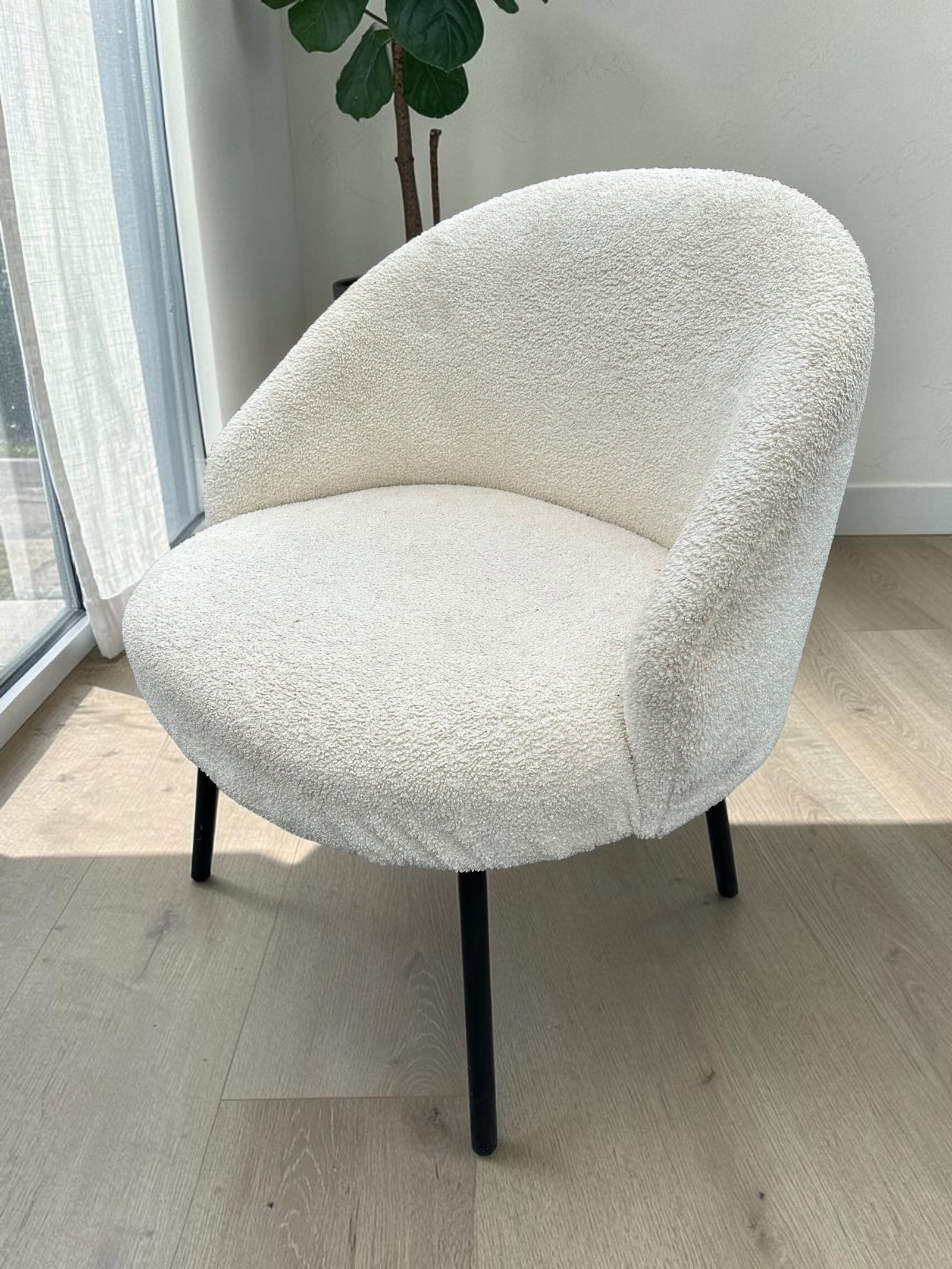 Modern Sherpa Accent Chair: Modern Sherpa Accent Chair. Needs a little cleaning but no odors. Very Comfortable! 33"tall x 28"wide x 26"front-to-back. .>>>>>>>>>>>>>>READ—-READ—-READ—-Shipping for this lot is available ONLY