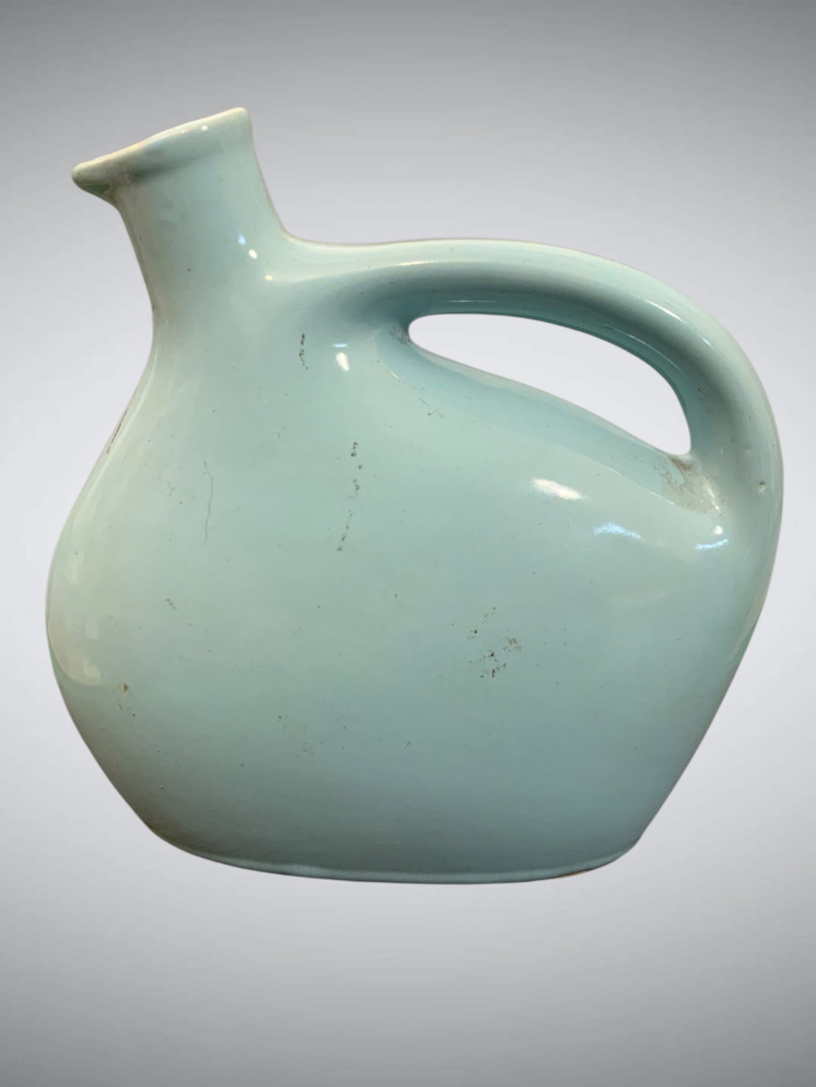 Mid-century Pottery Decanter Mohawk Liqueur Corporation Mold #R4: Mid-century Pottery Decanter Mohawk Liqueur Corporation Mold #R4. Wonderful example . 7 1/2"tall x 7"wide x 3"thick. .>>>>>>>>>>>>>>READ—-READ—-READ—-Shipping for this lot is available ONLY