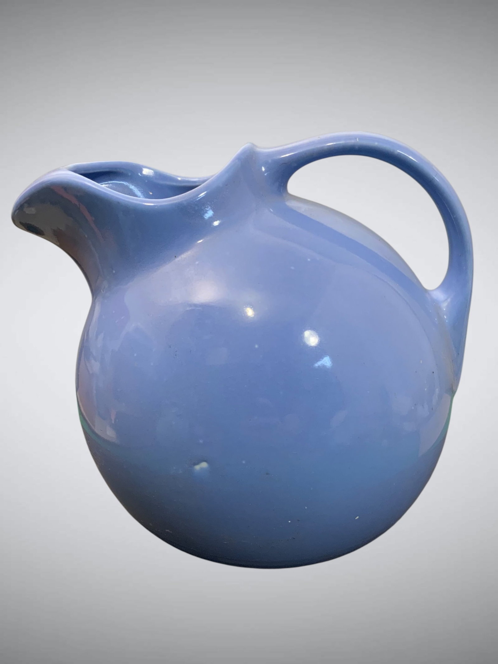 Mid-century Hall Pottery Tilted Ball Pitcher with Ice Retainer: Mid-century Hall Pottery Tilted Ball Pitcher with Ice Retainer. 7"tall x 8 1/2"wide x 6 1/2"front-to-back. .>>>>>>>>>>>>>>READ—-READ—-READ—-Shipping for this lot is available ONLY THROUGH