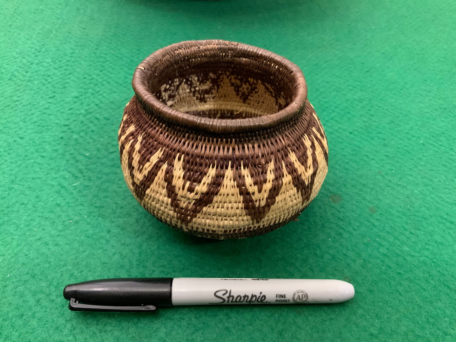 Believed to be Traditional Handwoven Emberá-Wounaan Basket from Darién Rainforest in Panama: Believed to be Traditional Handwoven Emberá-Wounaan Basket from Darién Rainforest in Panama. Bidder must decide. 3"tall x 4 1/2"diameter, .>>>>>>>>>>>>>>READ—-READ—-READ—-Shipping for this lot