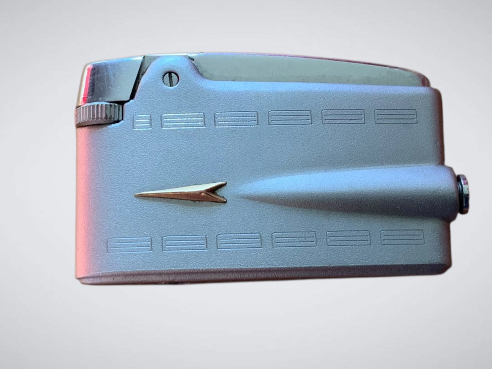 Mid-century Varaflame Adonis Gas Lighter by Ronson: Mid-century Varaflame Adonis Gas Lighter by Ronson. Has been used. In very good condition. Sleek mid-century design. Adjustable flame. .>>>>>>>>>>>>>>READ—-READ—-READ—-Shipping for this lot is a