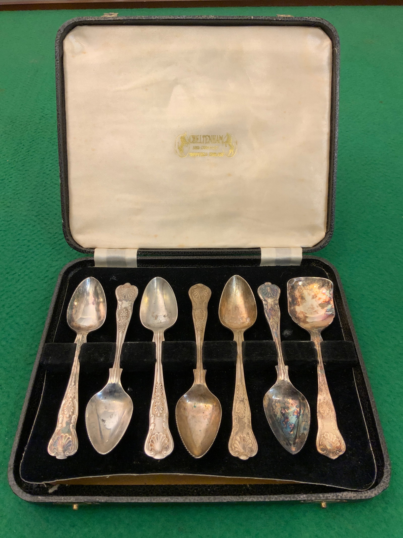 Vintage Cheltenham EPNS Silverplated Grapefruit SPOON SET in Presentation Case: GET A SHIPPING QUOTE BEFORE YOU BID. .Vintage Cheltenham EPNS Silverplated Grapefruit SPOON SET in Presentation Case. Case is Satin and velvet lined and shows wear. Spoons are marked EPNSA1 Sheffield 