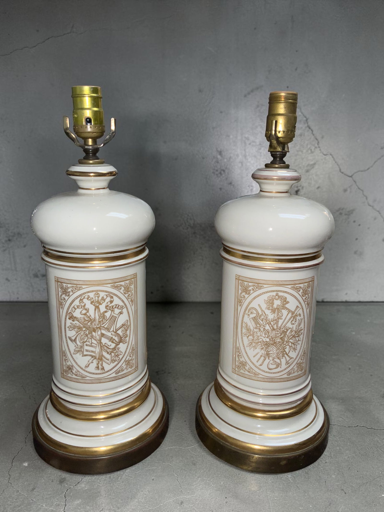 Pair Mid-century Hollywood Regency TABLE LAMP: GET A SHIPPING QUOTE BEFORE YOU BID. .Pair Mid-century Hollywood Regency TABLE LAMP. One lamp has a three-way switch, the other is on/off. 17 1/2" tall. .>>>>>>>>>>>>>>READ----READ----READ----Shipping