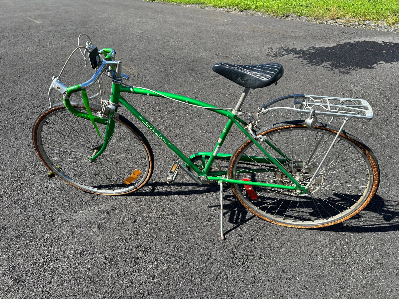 Vintage Schwinn 5-speed Bicycle w/ Drop Handlebars - Luggage Rack - Padded Seat: GET A SHIPPING QUOTE BEFORE YOU BID. . Vintage Schwinn 5-speed Bicycle w/ Drop Handlebars - Luggage Rack - Padded Seat. Believed to be a March 1975 model based on the Serial Number CL509630. Has a Mon