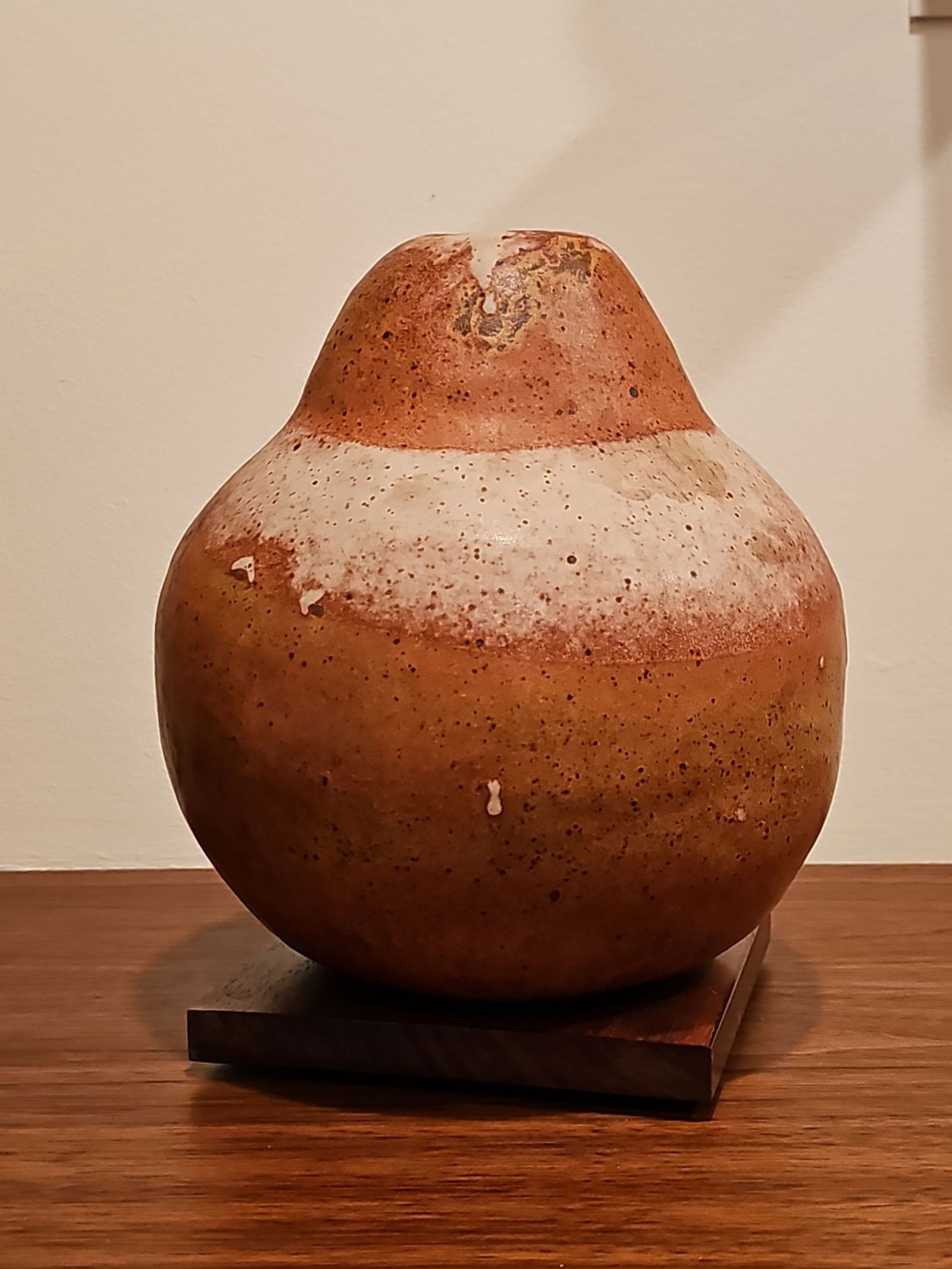 Vintage Artist Signed Art Pottery Vase: Vintage Artist Signed Art Pottery Vase. BY BIDDING ON ANY ITEM, ALL BIDDERS ARE ENTERING INTO A CONTRACT AND AGREE TO ABIDE BY AND ACCEPT THESE TERMS OF SALE. PLEASE READ THE TERMS AND CONDITIONS CA