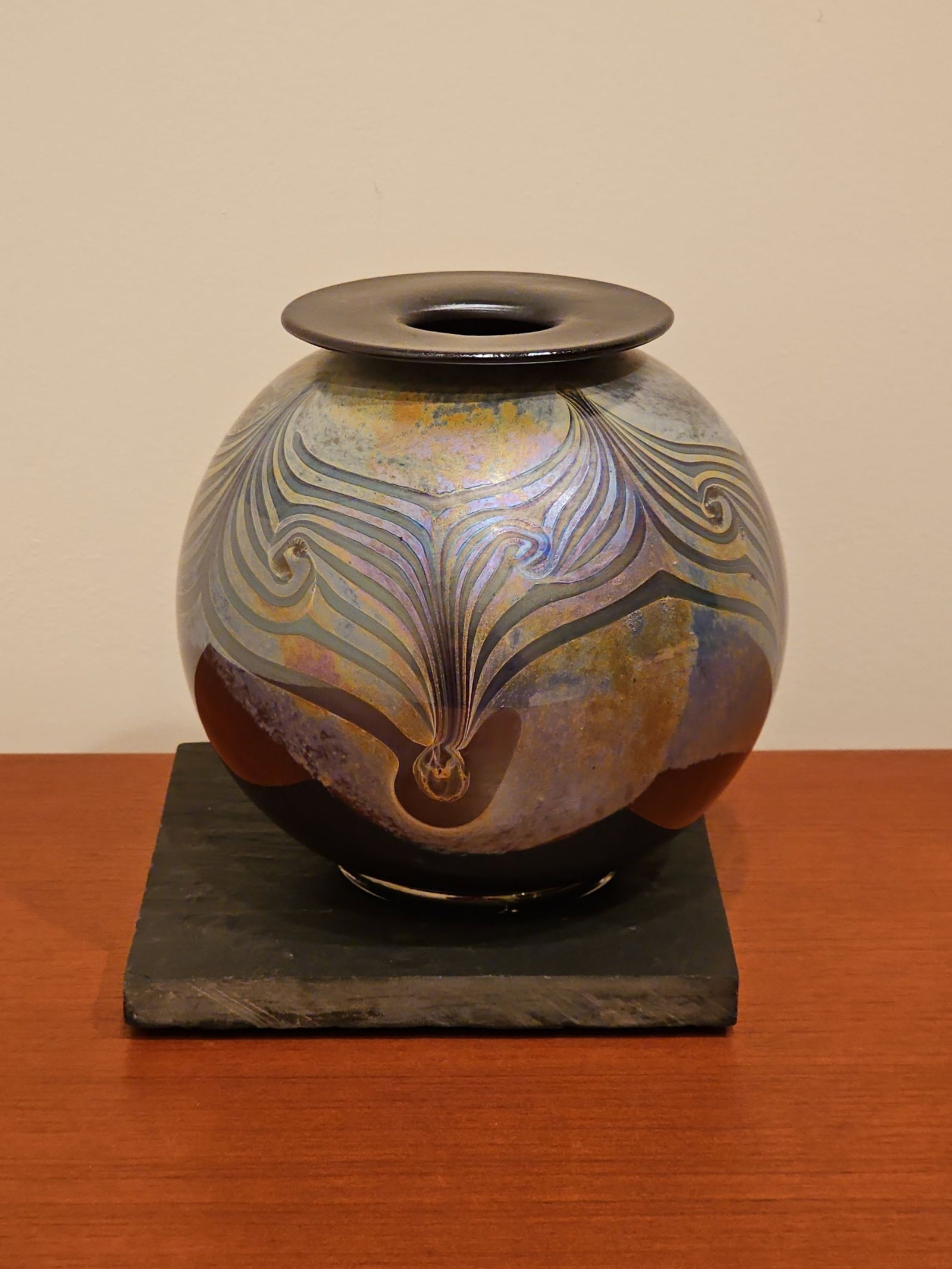 Vintage Peter Vanderlaan Art Glass Vase - Signed Measures: 5.5"H X 6"W: Vintage Peter Vanderlaan Art Glass Vase - Signed Measures: 5.5"H X 6"WBY BIDDING ON ANY ITEM, ALL BIDDERS ARE ENTERING INTO A CONTRACT AND AGREE TO ABIDE BY AND ACCEPT THESE TERMS OF SALE. PLEASE READ