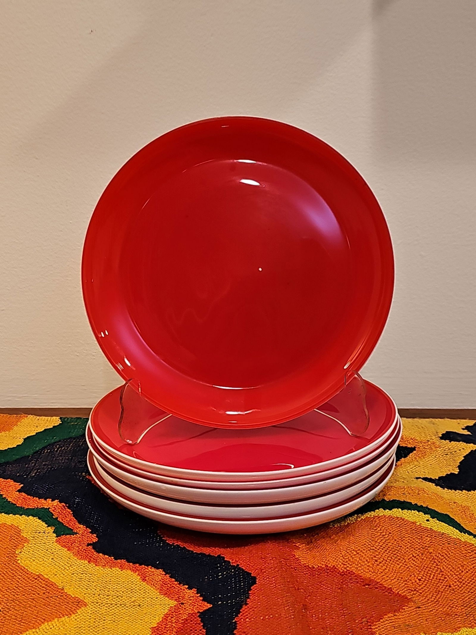 Set of 6 Carlo Moretti Plates With Red Interior and White Exterior: Set of 6 Carlo Moretti Plates With Red Interior and White ExteriorBY BIDDING ON ANY ITEM, ALL BIDDERS ARE ENTERING INTO A CONTRACT AND AGREE TO ABIDE BY AND ACCEPT THESE TERMS OF SALE. PLEASE READ THE