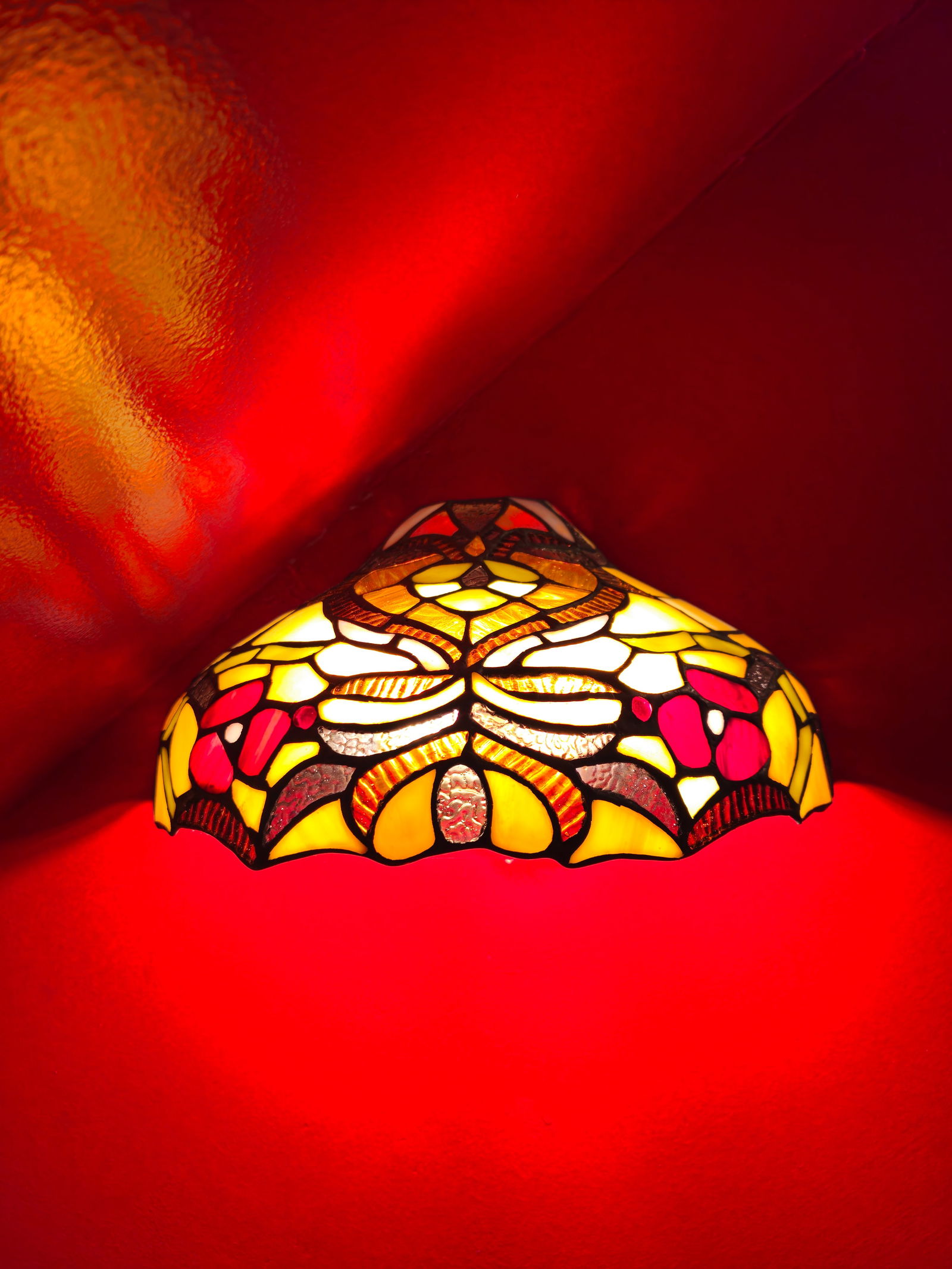 Vintage Tiffany Style 2 Light Stained Glass Wall Sconce 7"H X 12.5"W X 6"D: Vintage Tiffany Style 2 Light Stained Glass Wall Sconce 7"H X 12.5"W X 6"D BY REGISTERING FOR THIS SALE AND BIDDING ON ANY ITEM, ALL BIDDERS ARE ENTERING INTO A CONTRACT AND AGREE TO ABIDE BY AND ACCE