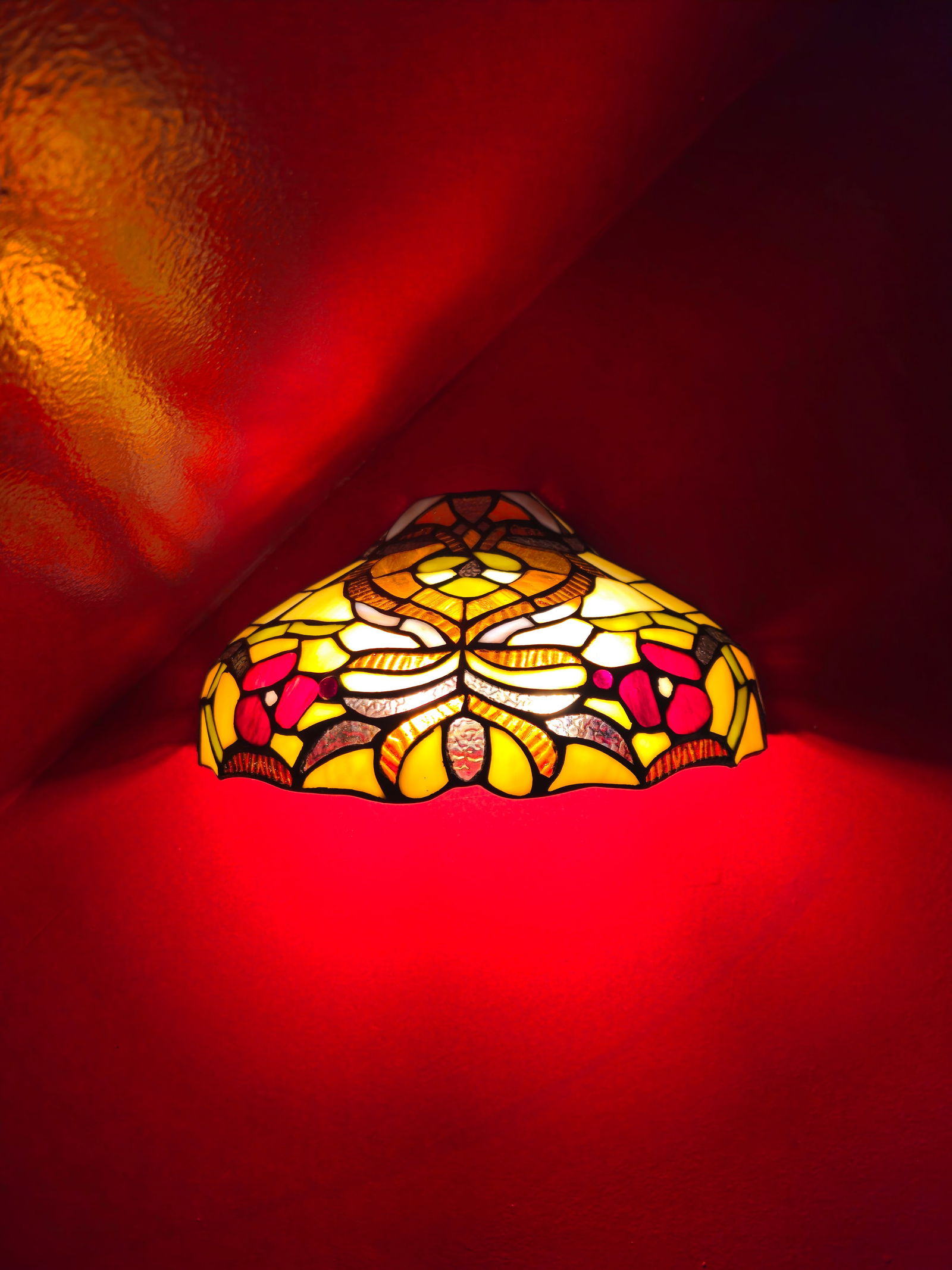 Vintage Tiffany Style 2 Light Stained Glass Wall Sconce 7"H X 12.5"W X 6"D: Vintage Tiffany Style 2 Light Stained Glass Wall Sconce 7"H X 12.5"W X 6"DBY REGISTERING FOR THIS SALE AND BIDDING ON ANY ITEM, ALL BIDDERS ARE ENTERING INTO A CONTRACT AND AGREE TO ABIDE BY AND ACCEP