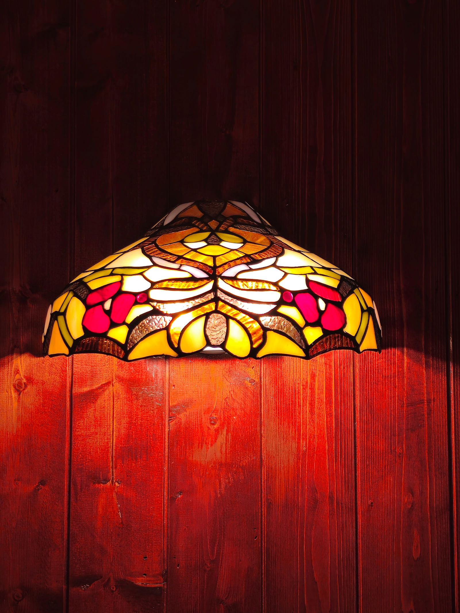 Vintage Tiffany Style 2 Light Stained Glass Wall Sconce 7"H X 12.5"W X 6"D: Vintage Tiffany Style 2 Light Stained Glass Wall Sconce 7"H X 12.5"W X 6"DBY REGISTERING FOR THIS SALE AND BIDDING ON ANY ITEM, ALL BIDDERS ARE ENTERING INTO A CONTRACT AND AGREE TO ABIDE BY AND ACCEP