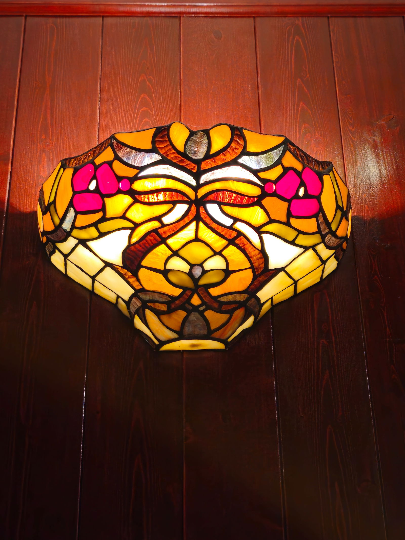 Vintage Tiffany Style 2 Light Stained Glass Wall Sconce 7"H X 12.5"W X 6"D: Vintage Tiffany Style 2 Light Stained Glass Wall Sconce 7"H X 12.5"W X 6"DBY REGISTERING FOR THIS SALE AND BIDDING ON ANY ITEM, ALL BIDDERS ARE ENTERING INTO A CONTRACT AND AGREE TO ABIDE BY AND ACCEP