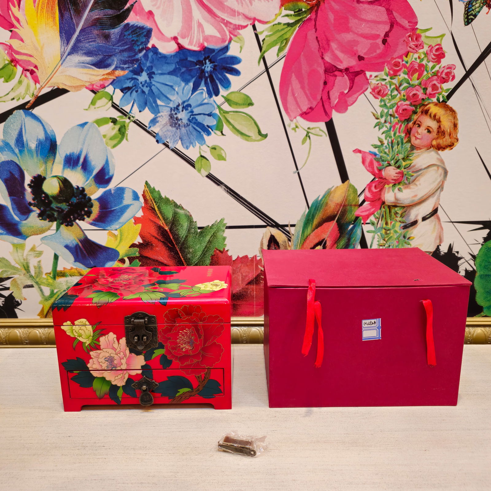 Hand Painted Chinese Lacquered Wood Jewelry Bow With Lock And Key 6"H X 8.5"W X 5"D: Hand Painted Chinese Lacquered Wood Jewelry Bow With Lock And Key 6"H X 8.5"W X 5"DBY REGISTERING FOR THIS SALE AND BIDDING ON ANY ITEM, ALL BIDDERS ARE ENTERING INTO A CONTRACT AND AGREE TO ABIDE BY