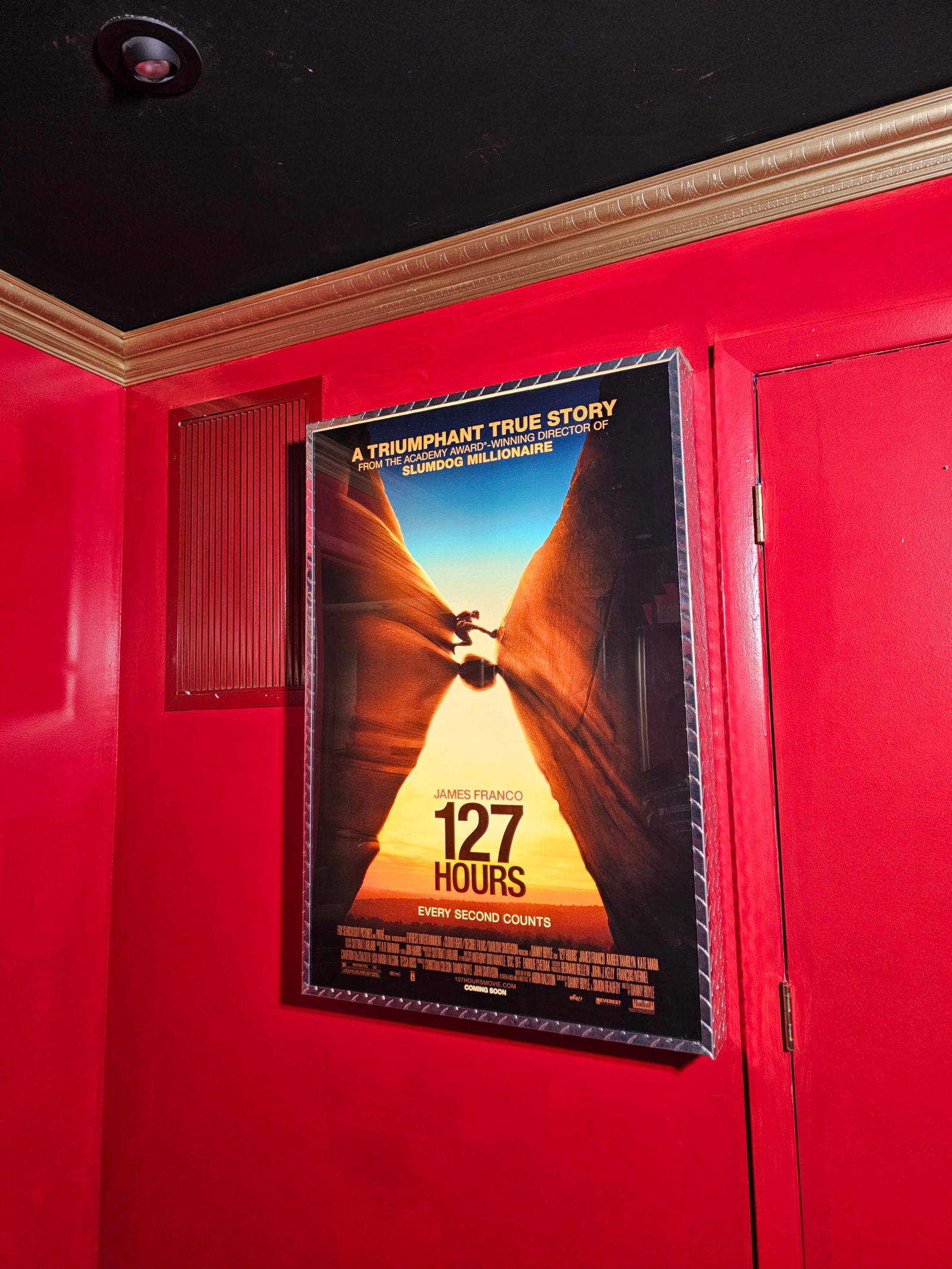 Home Theater - Rear Lit Movie Poster Light Box For The 2010 Film "127 Hours" 40.5x28x4: Home Theater - Rear Lit Movie Poster Light Box For The 2010 Film "127 Hours" 40.5x28x4BY REGISTERING FOR THIS SALE AND BIDDING ON ANY ITEM, ALL BIDDERS ARE ENTERING INTO A CONTRACT AND AGREE TO ABIDE