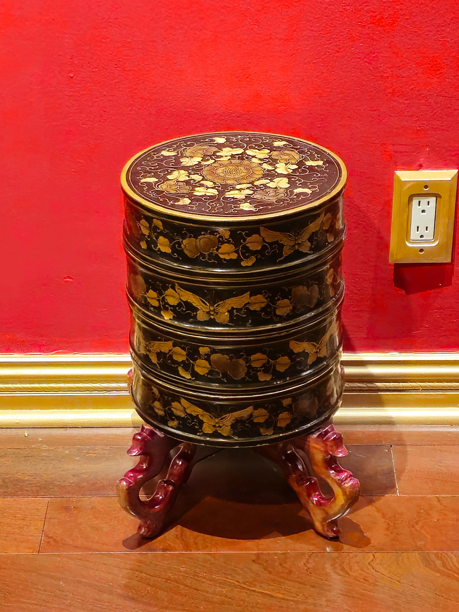 Vintage Japanese Jubako Multi Tiered Lacquer Bento Box With Stand: Vintage Japanese Jubako Multi Tiered Lacquer Bento Box With Stand BY REGISTERING FOR THIS SALE AND BIDDING ON ANY ITEM, ALL BIDDERS ARE ENTERING INTO A CONTRACT AND AGREE TO ABIDE BY AND ACCEPT THESE